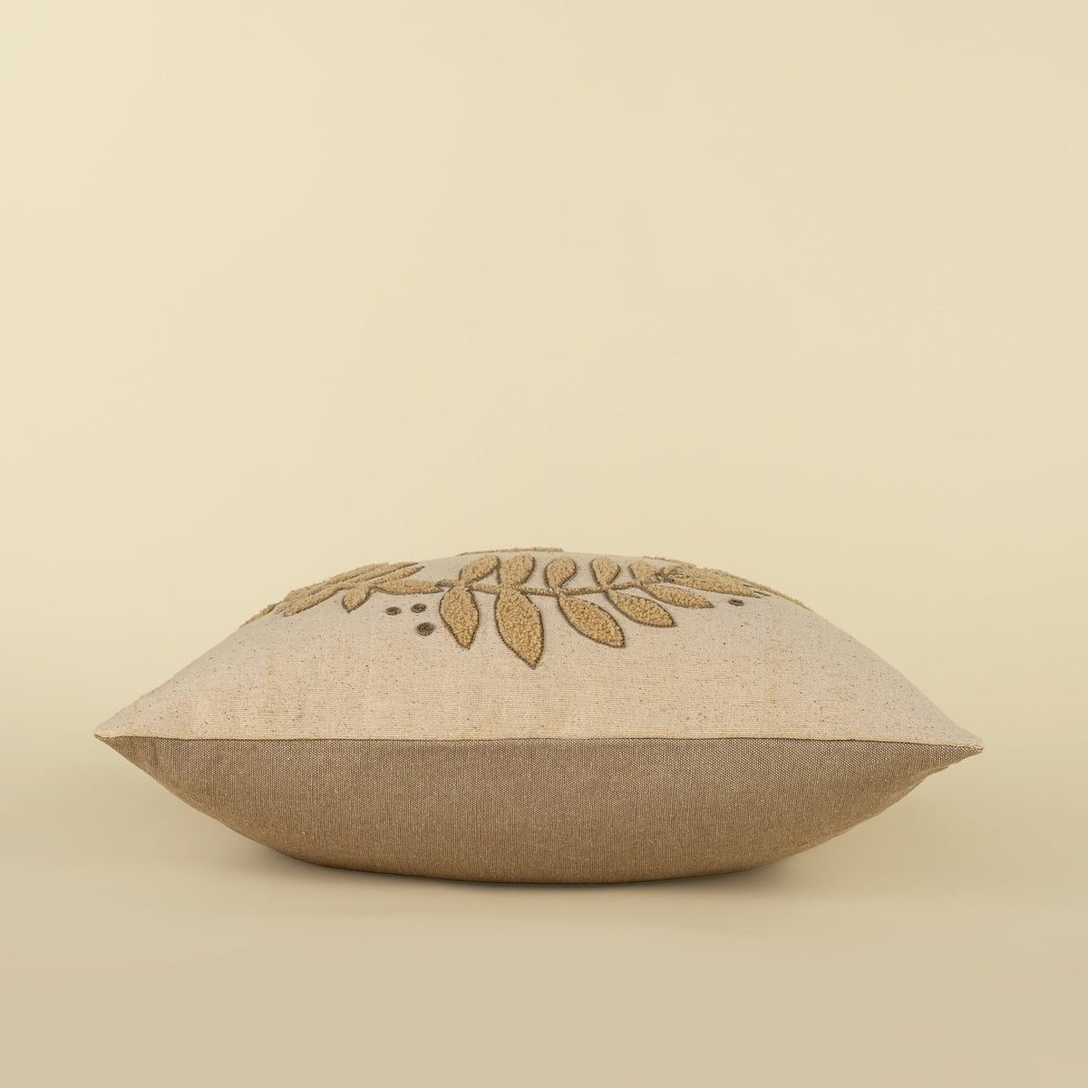 Coussin Peace Dove | Colombe brodée en relief | 20 x 20 po