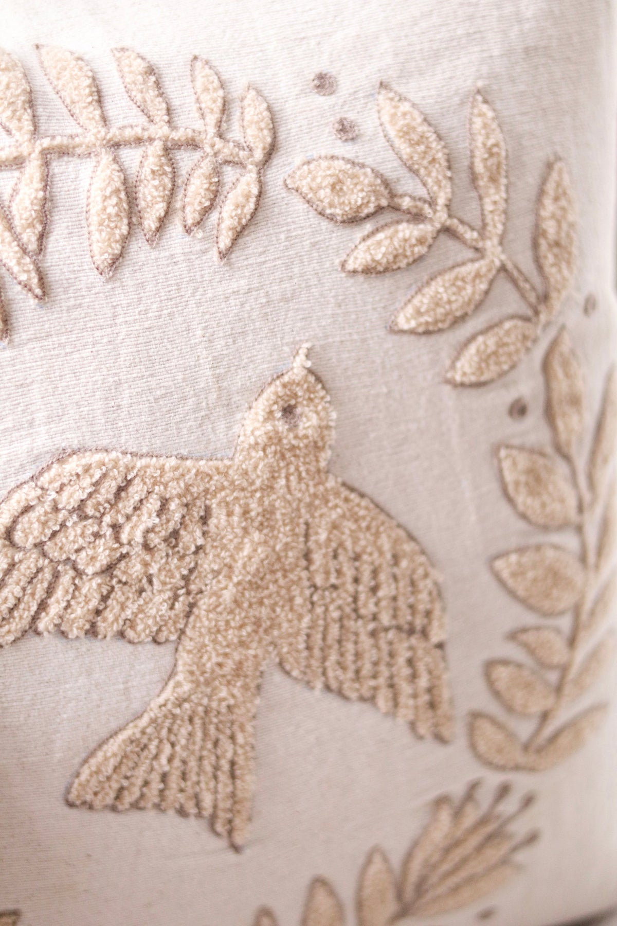 Coussin Peace Dove | Colombe brodée en relief | 20 x 20 po