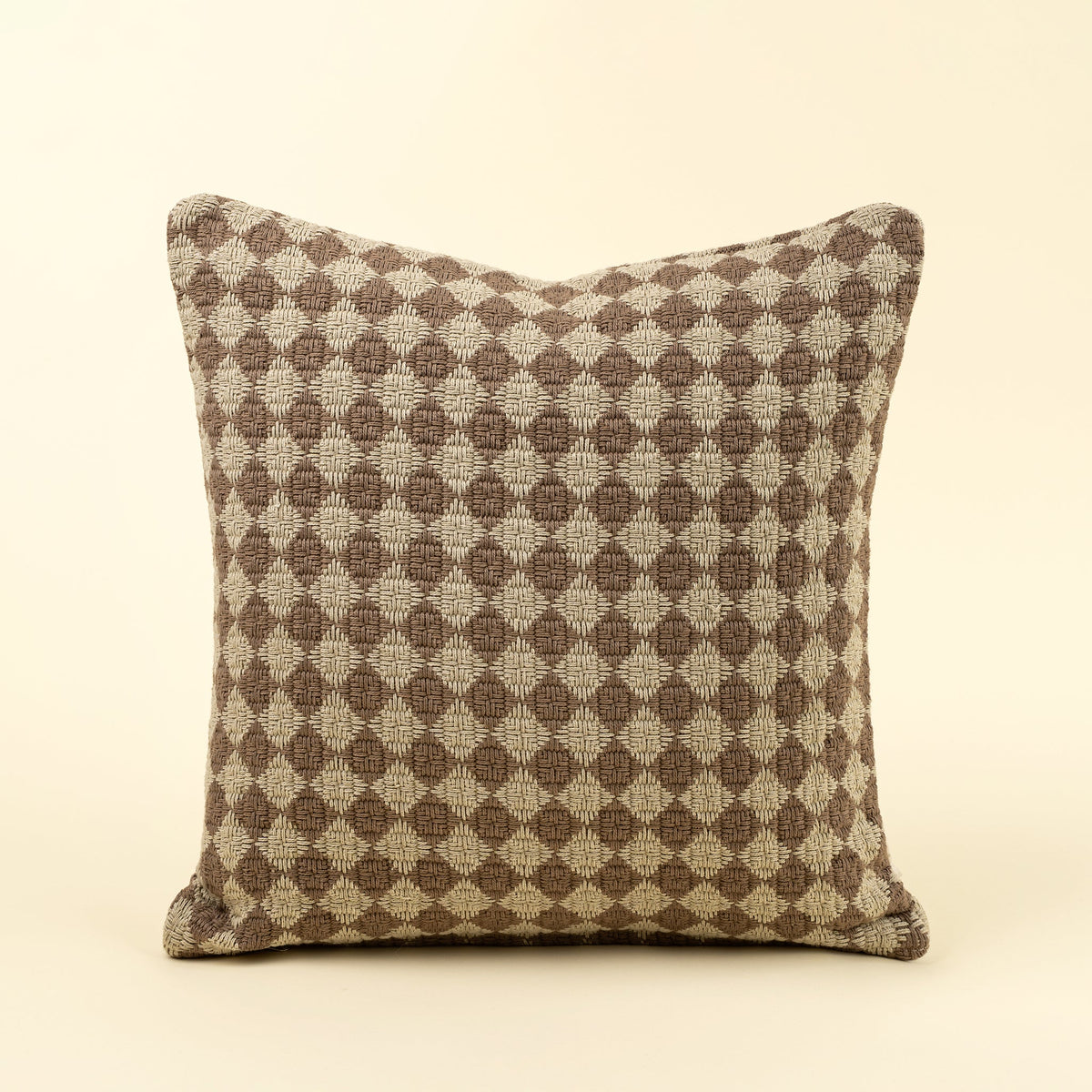 Coussin brun à carreaux tissés en coton 20 x 20 po