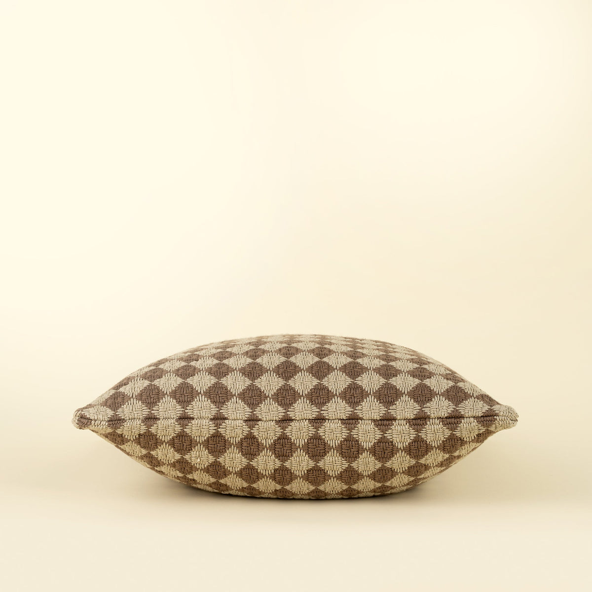 Coussin à carreaux tissés en coton | 20 x 20 po | Brun