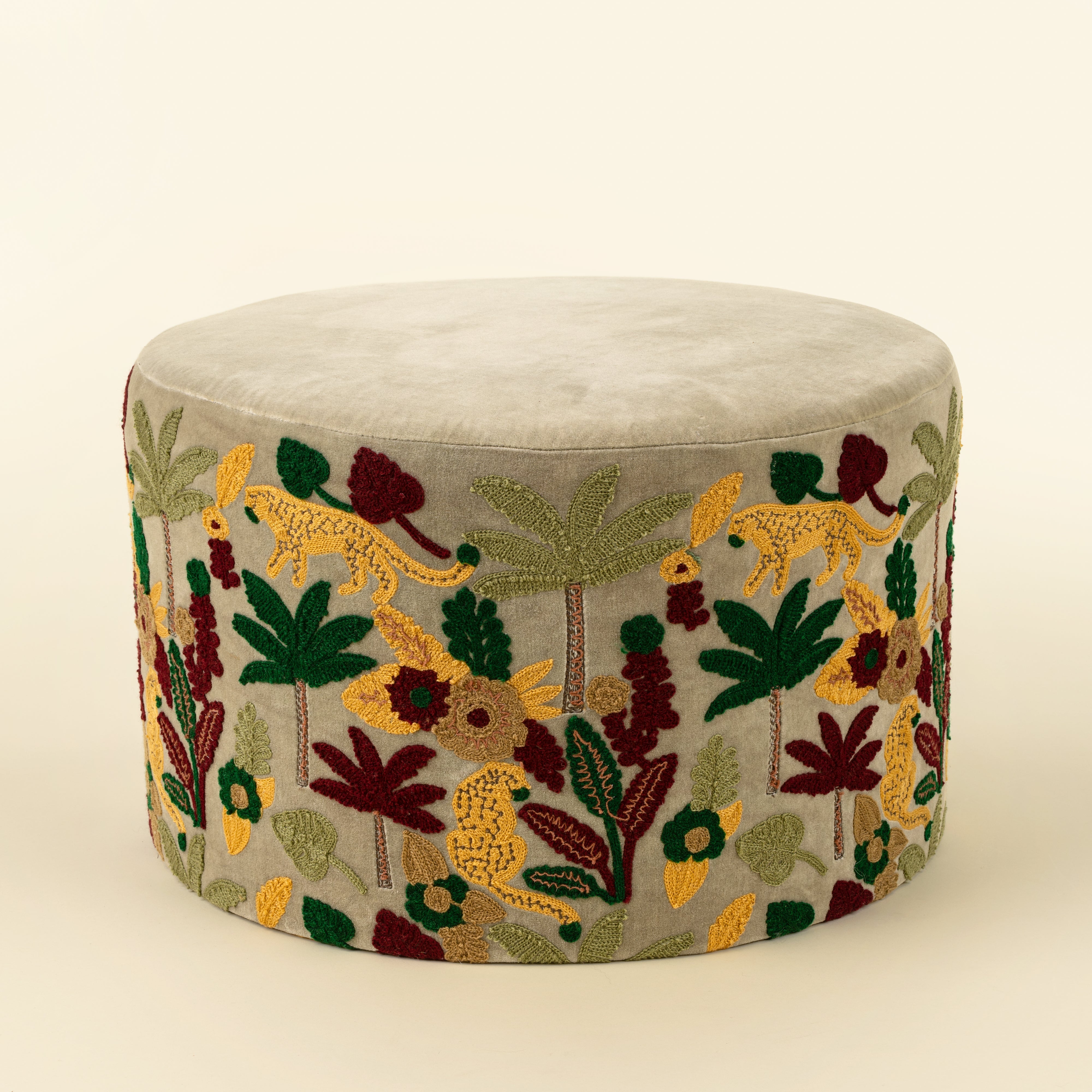 Tabouret rembourré Velvet Grove en coton effet velours avec structure en bois de manguier