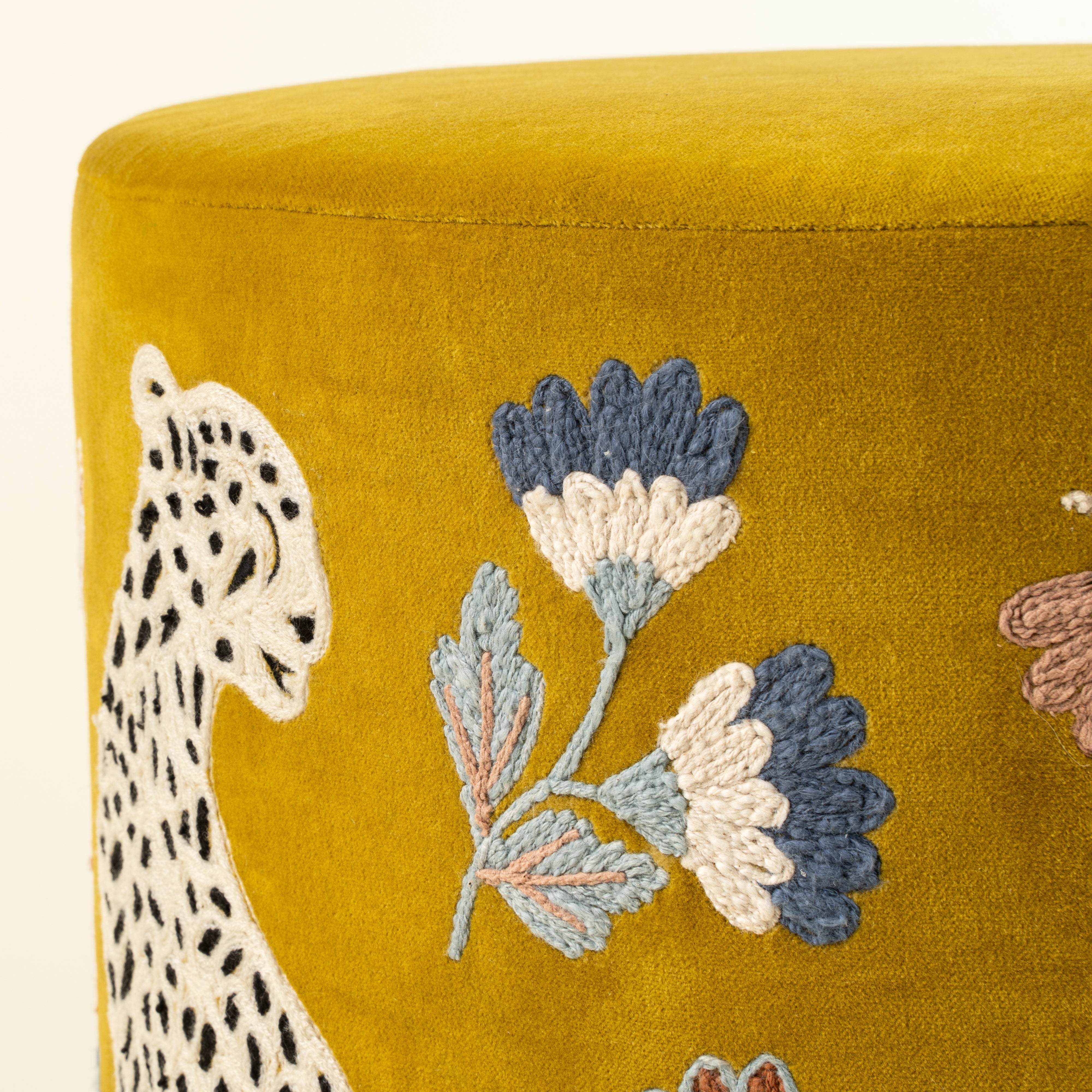 Tabouret rembourré en velours jaune & léopard | bois de manguier | coton