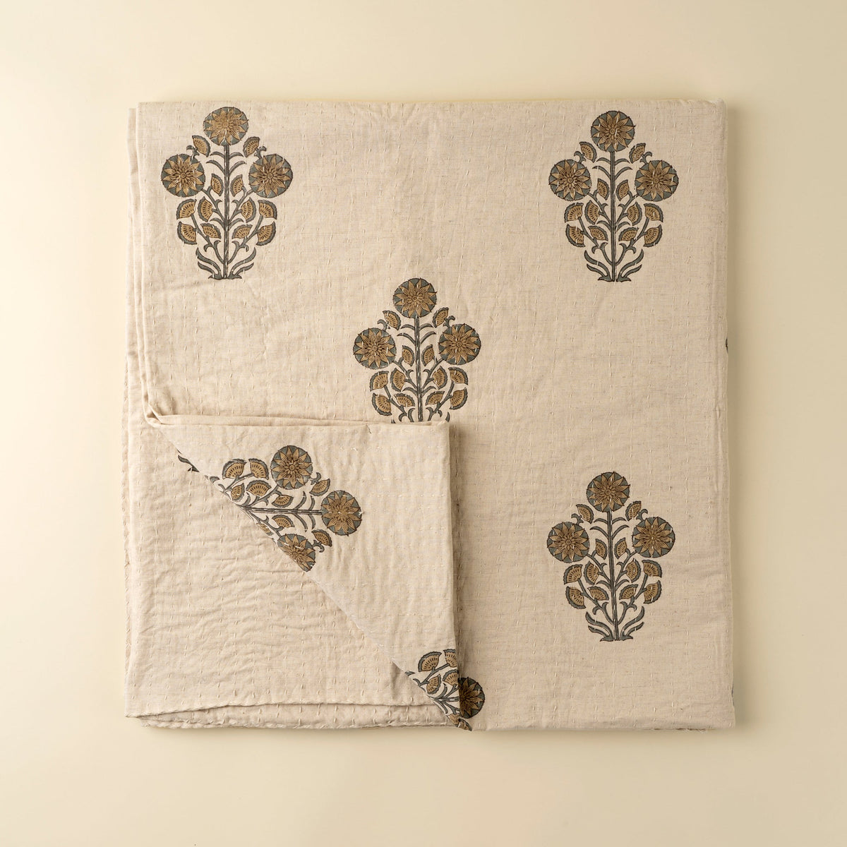Couverture Kantha beige à motifs floraux ocre, franges