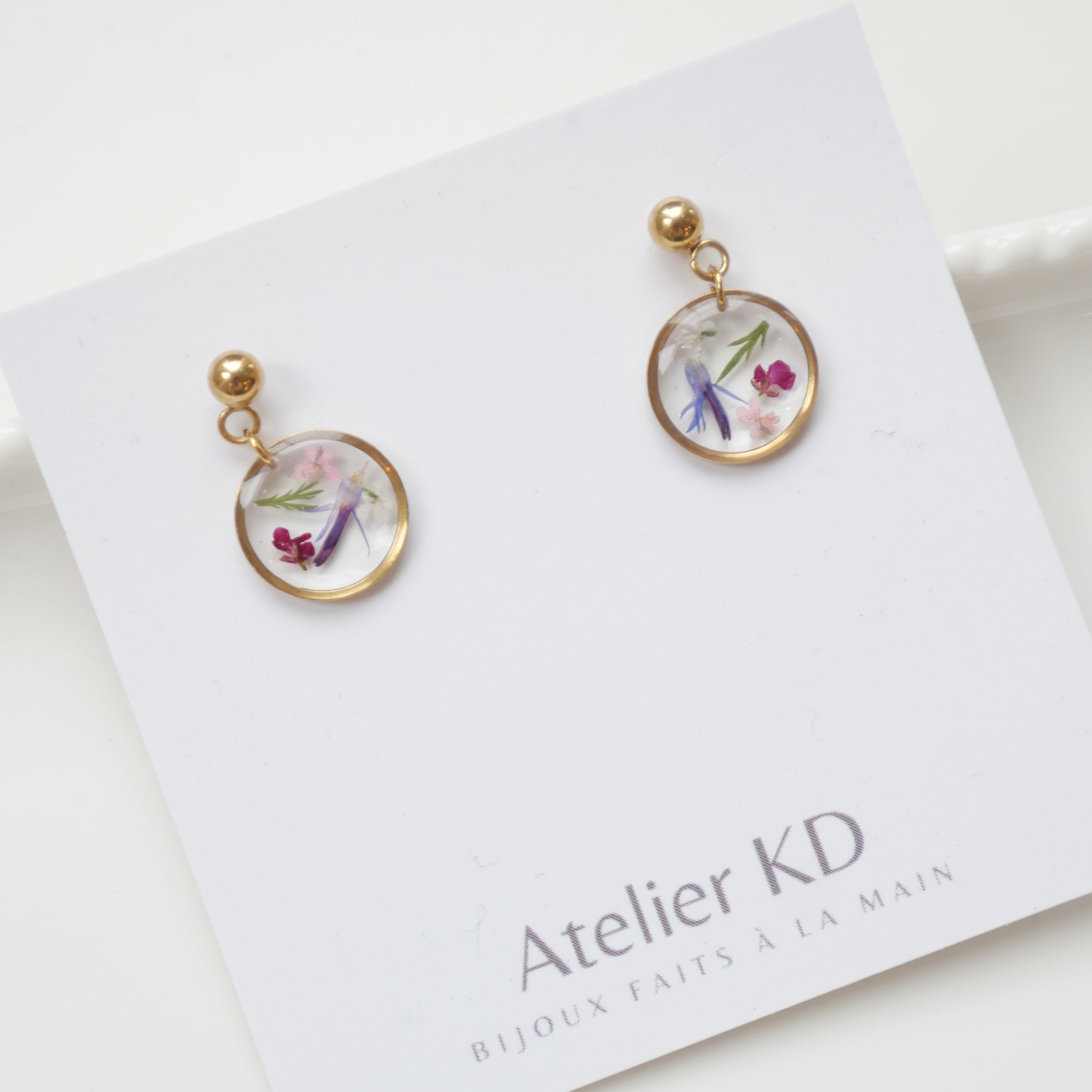 Boucles d’oreilles Maïa rondes 12 mm | Fleurs séchées en résine | Bijou délicat fait à la main