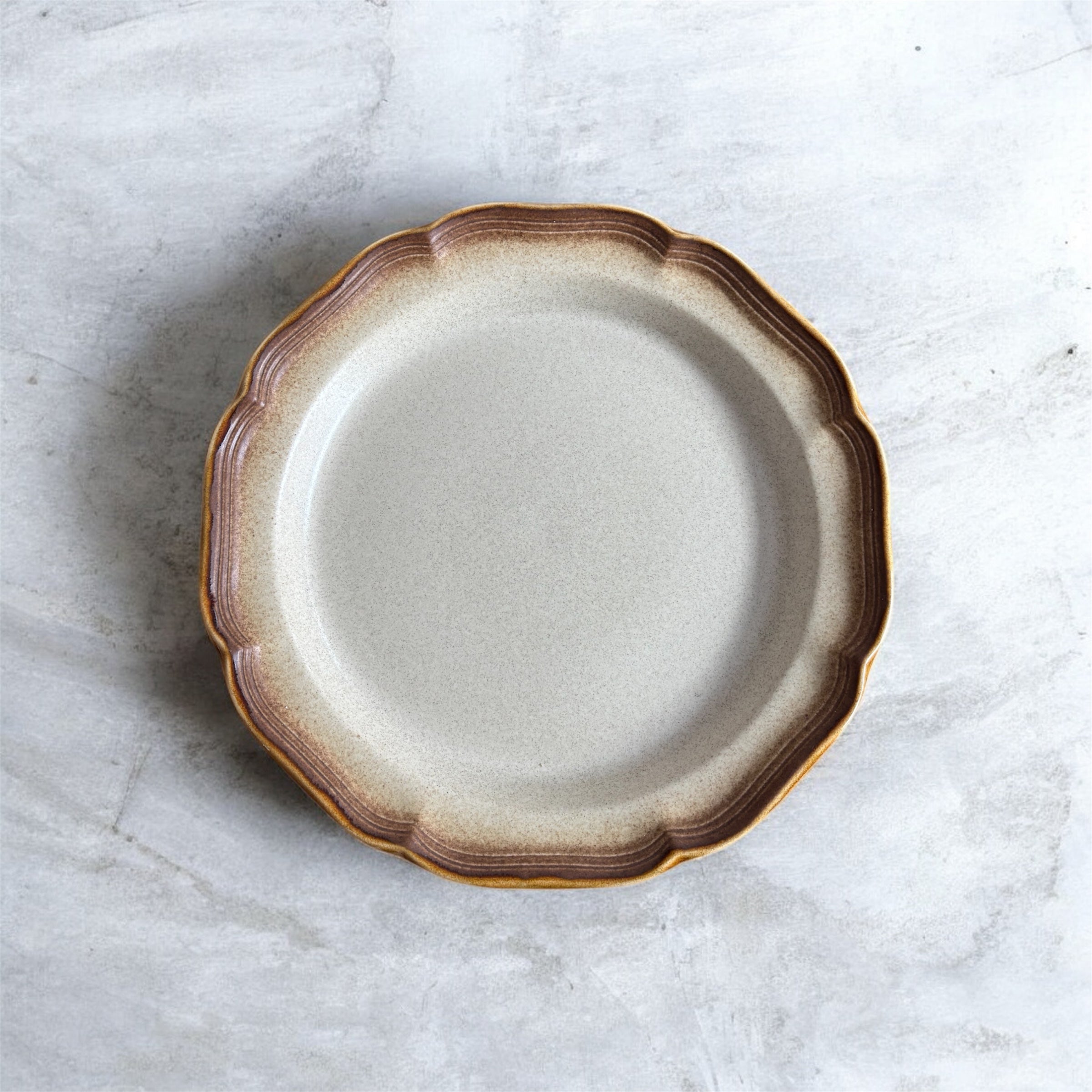 ASSIETTE DE SERVICE EN GRÈS VINTAGE MIKASA | DESIGN BRUN & BEIGE | BORD ONDULÉ