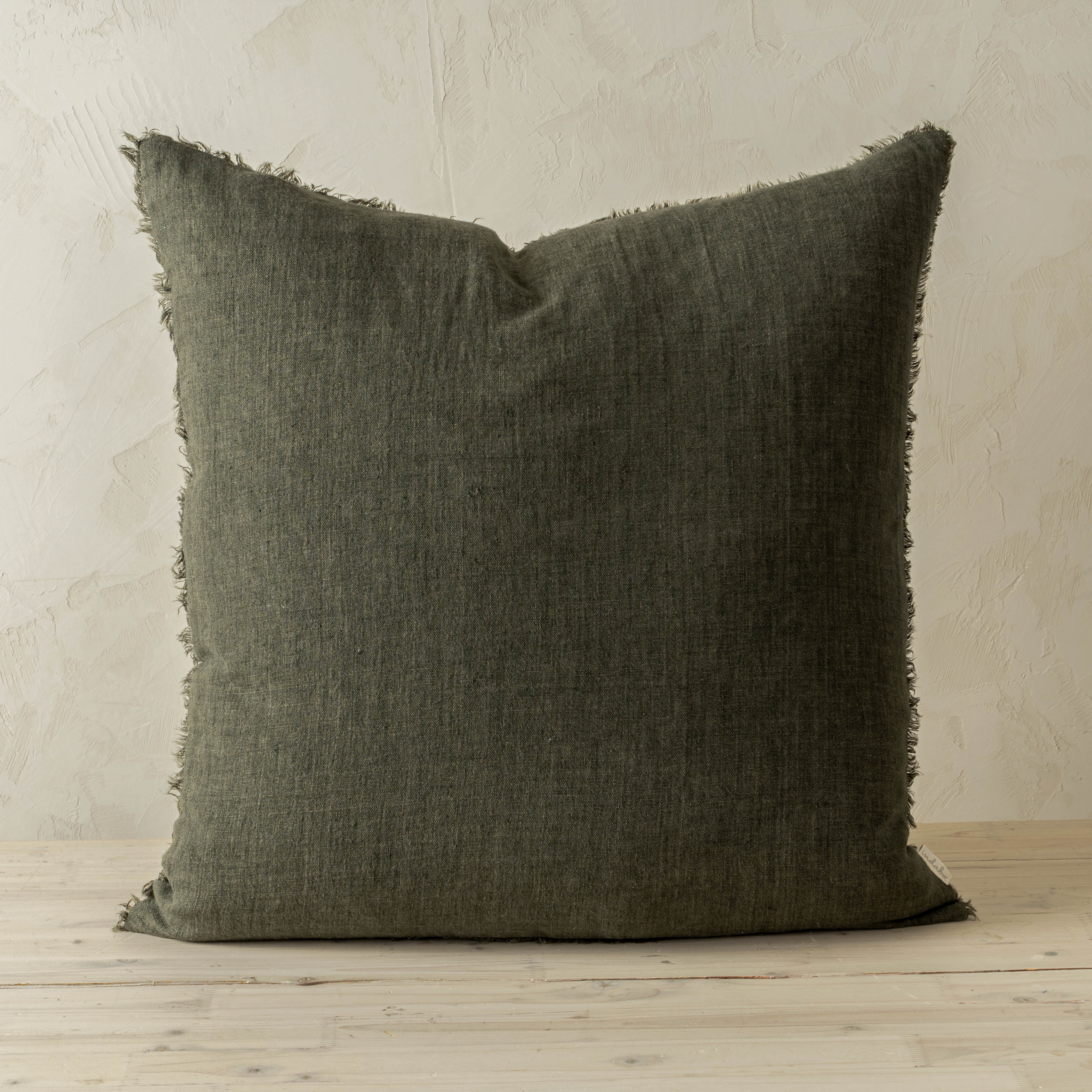 Coussin Lina | 61 × 61 cm | Avocat | Fait à la main en lin belge durable