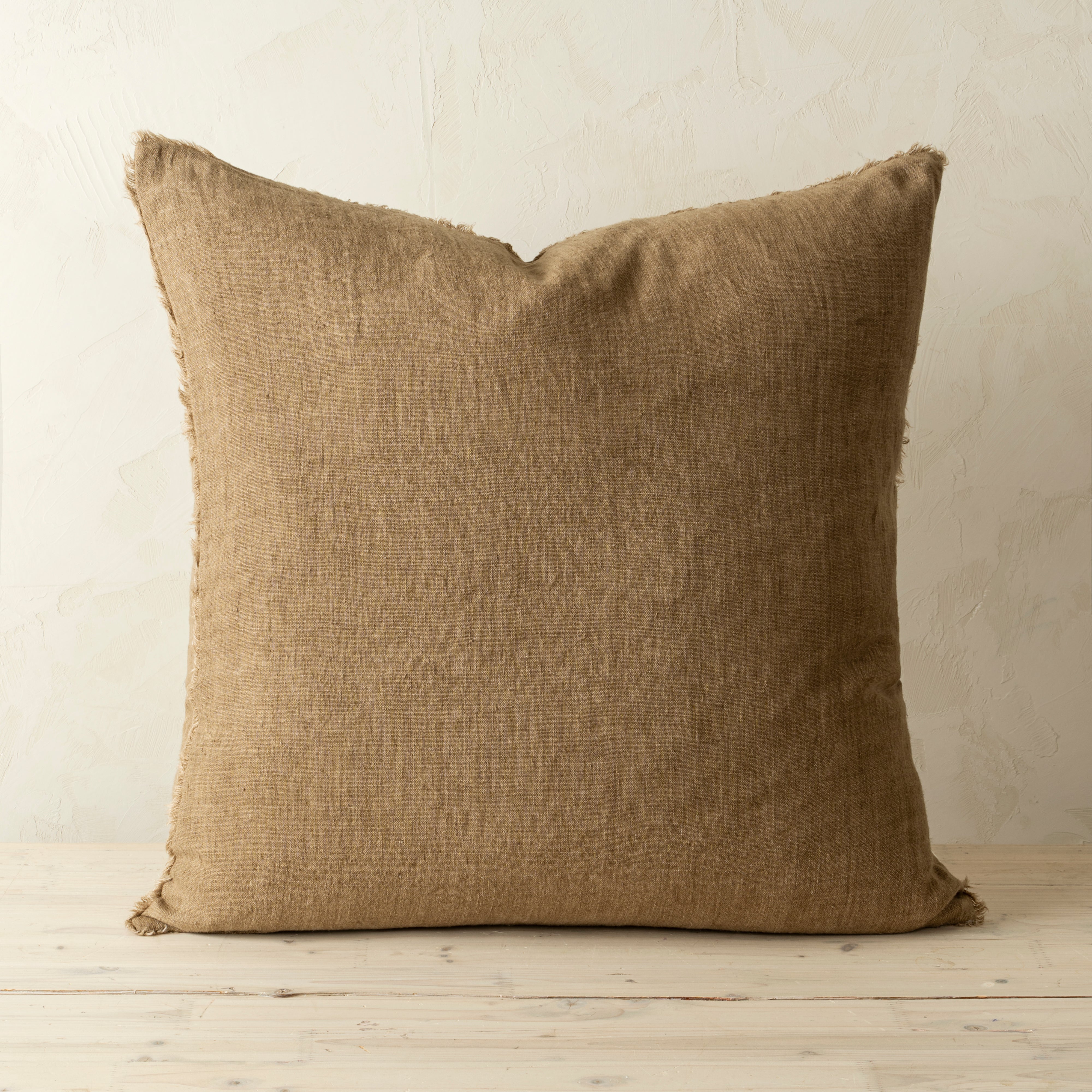 Coussin Lina en lin confectionné à la main | 61 × 61 cm | Noisette
