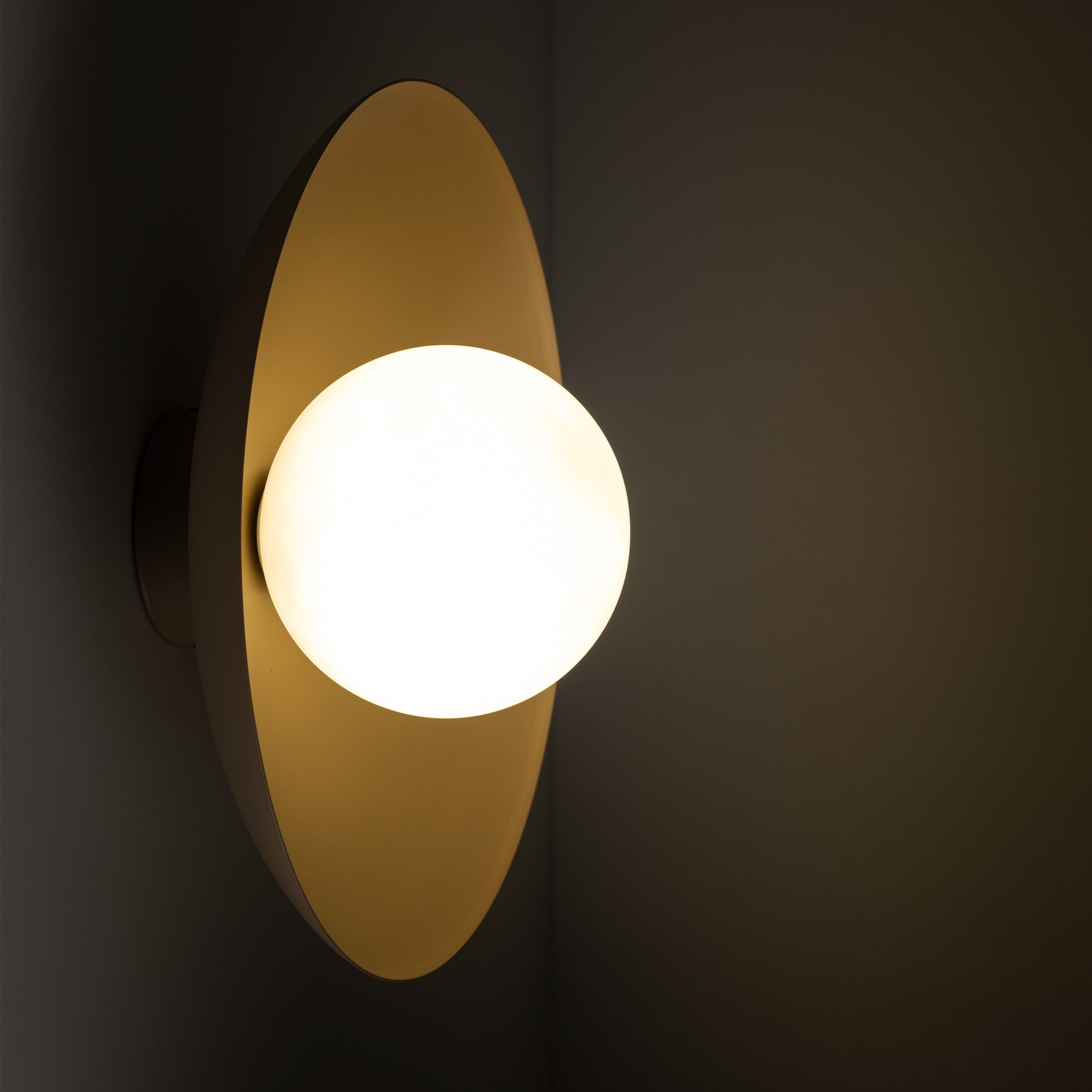 Applique Murale Scandinave SLATE | Métal Peint et Verre Opalin