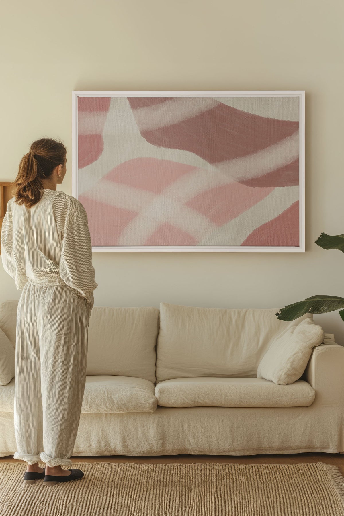 Toile étirée abstraite aux formes rose et crème, cadre blanc rectangulaire