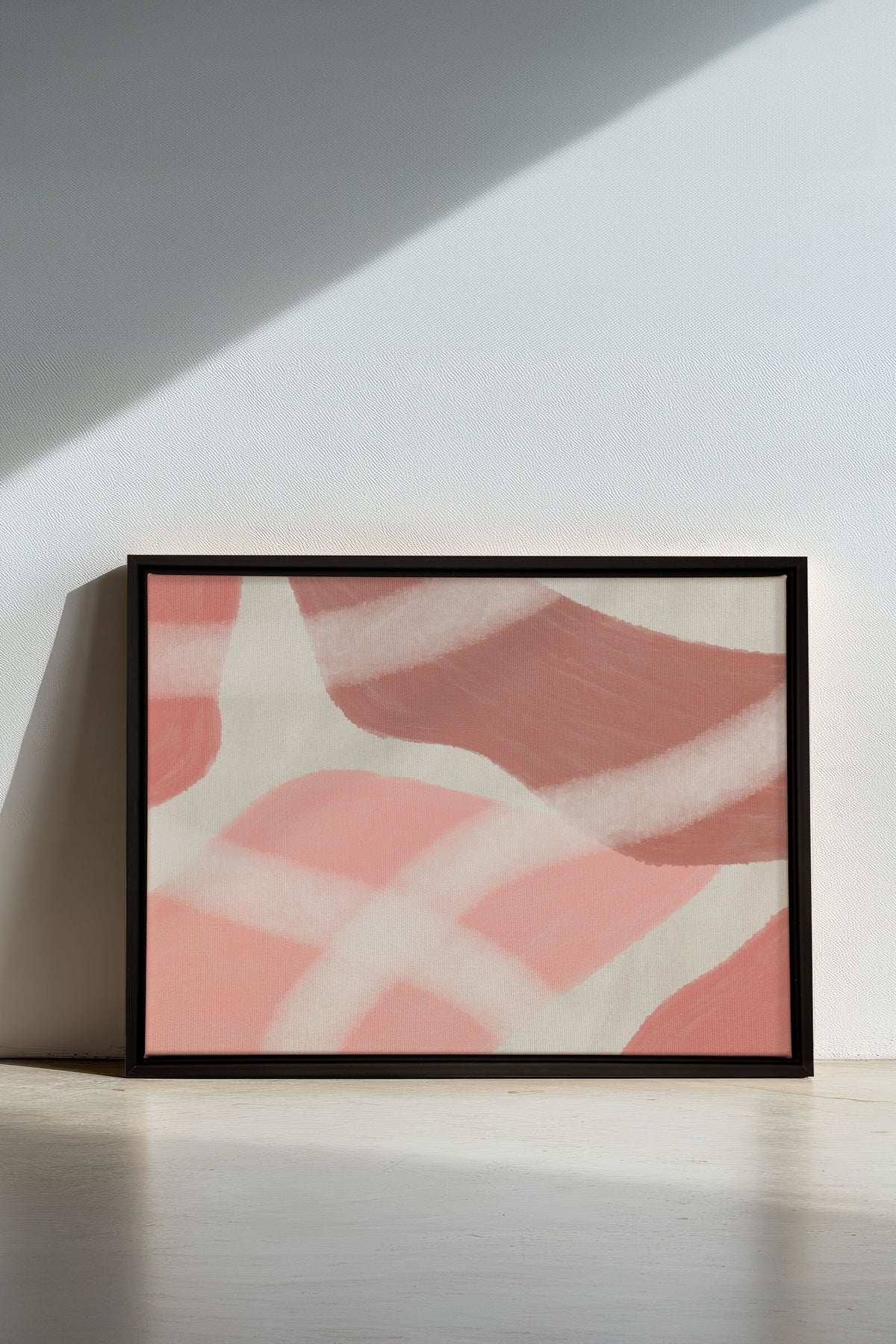 Toile étirée abstraite rose et crème, cadre noir rectangulaire