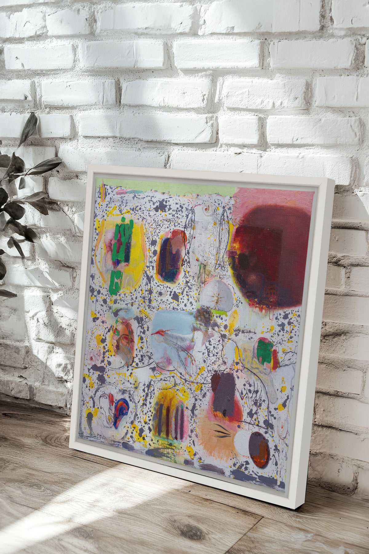 Œuvre sur toile étirée abstraite, cadre blanc, fond clair, éclats de couleurs.