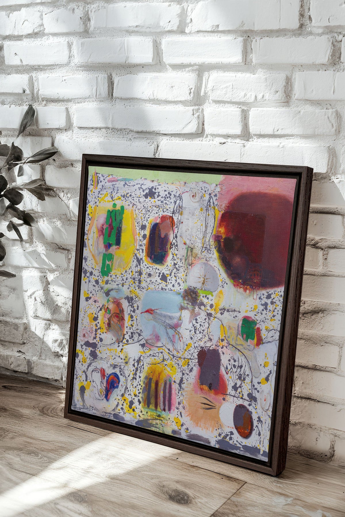 Œuvre sur toile étirée abstraite, cadre brun/bois foncé, éclats multicolores.