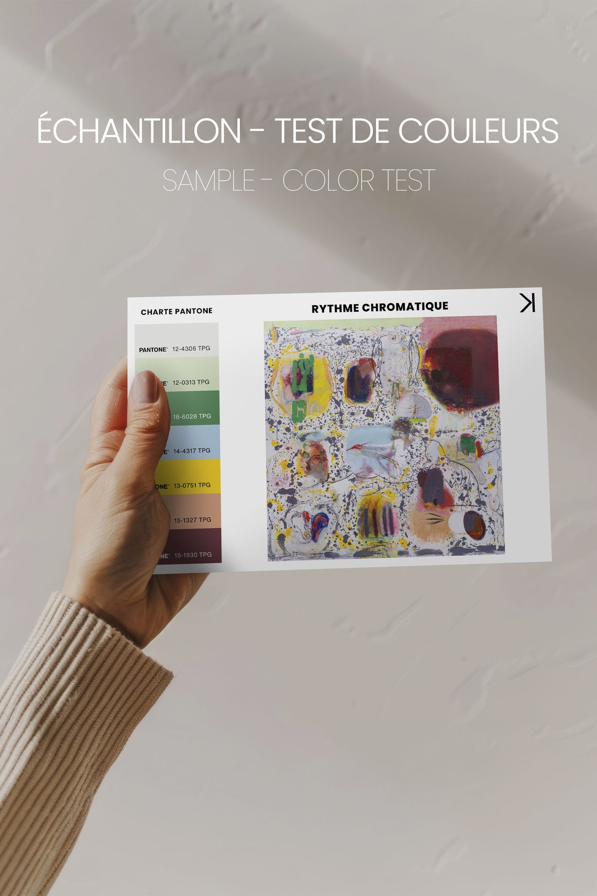 Œuvre sur toile étirée et échantillon de test de couleurs, motif abstrait coloré.