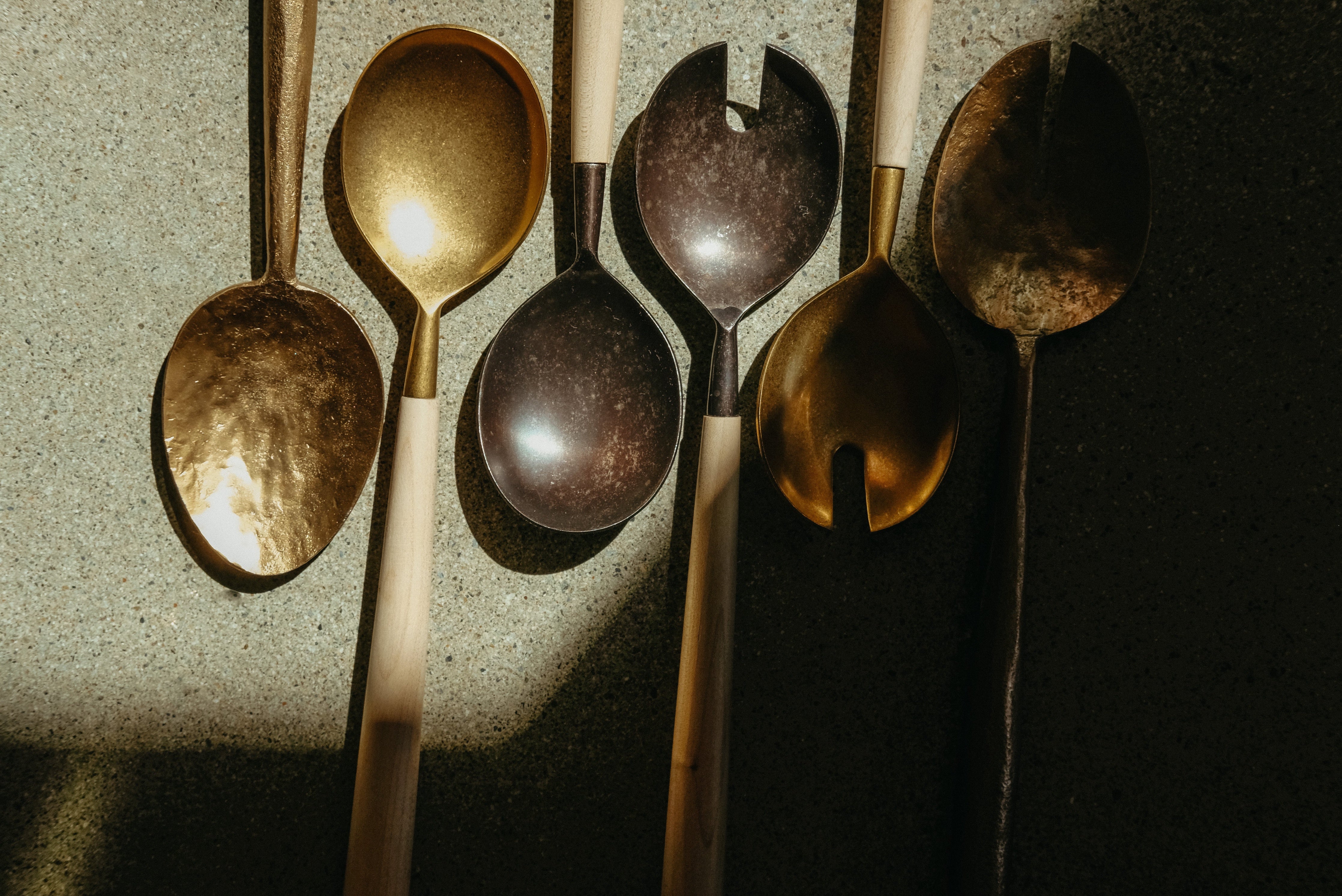 Couverts à salade forgés à la main | Érable et acier doré | Ensemble de 2