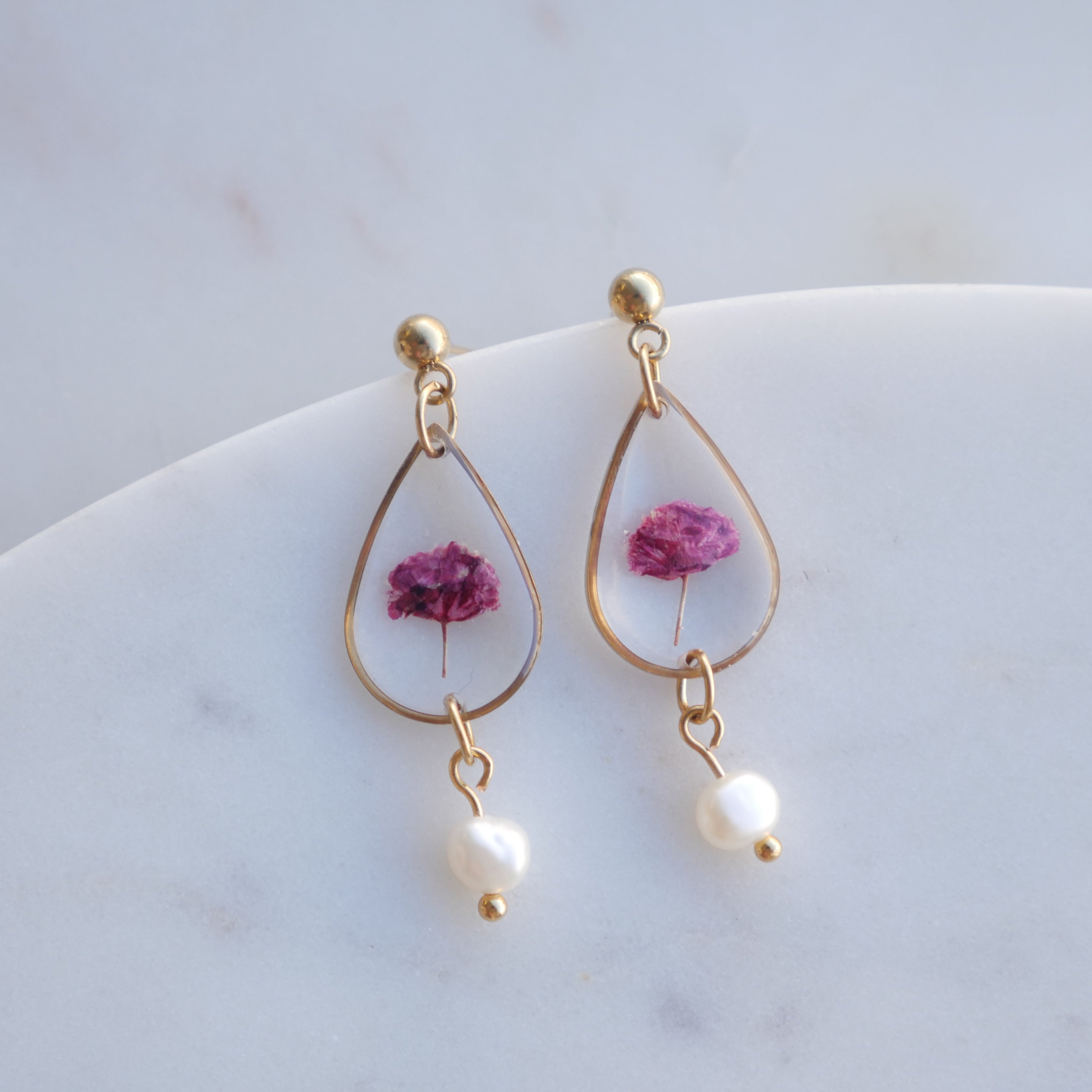Boucles d’oreilles Perla en résine avec gypsophile fuchsia séché et perle d’eau douce. Bijou fait à la main