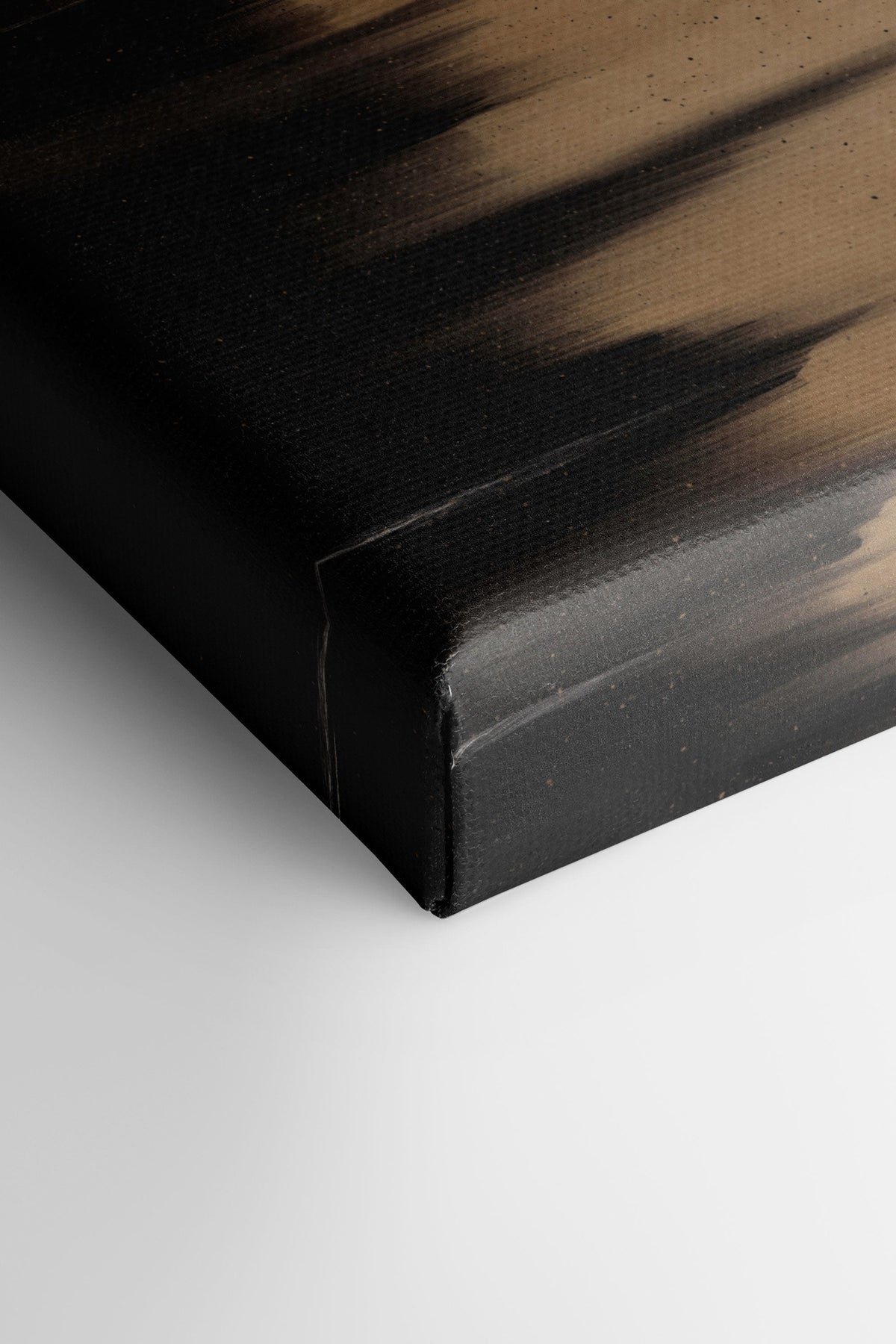 Œuvre sur toile étirée : angle du bord noir et texture de la toile.