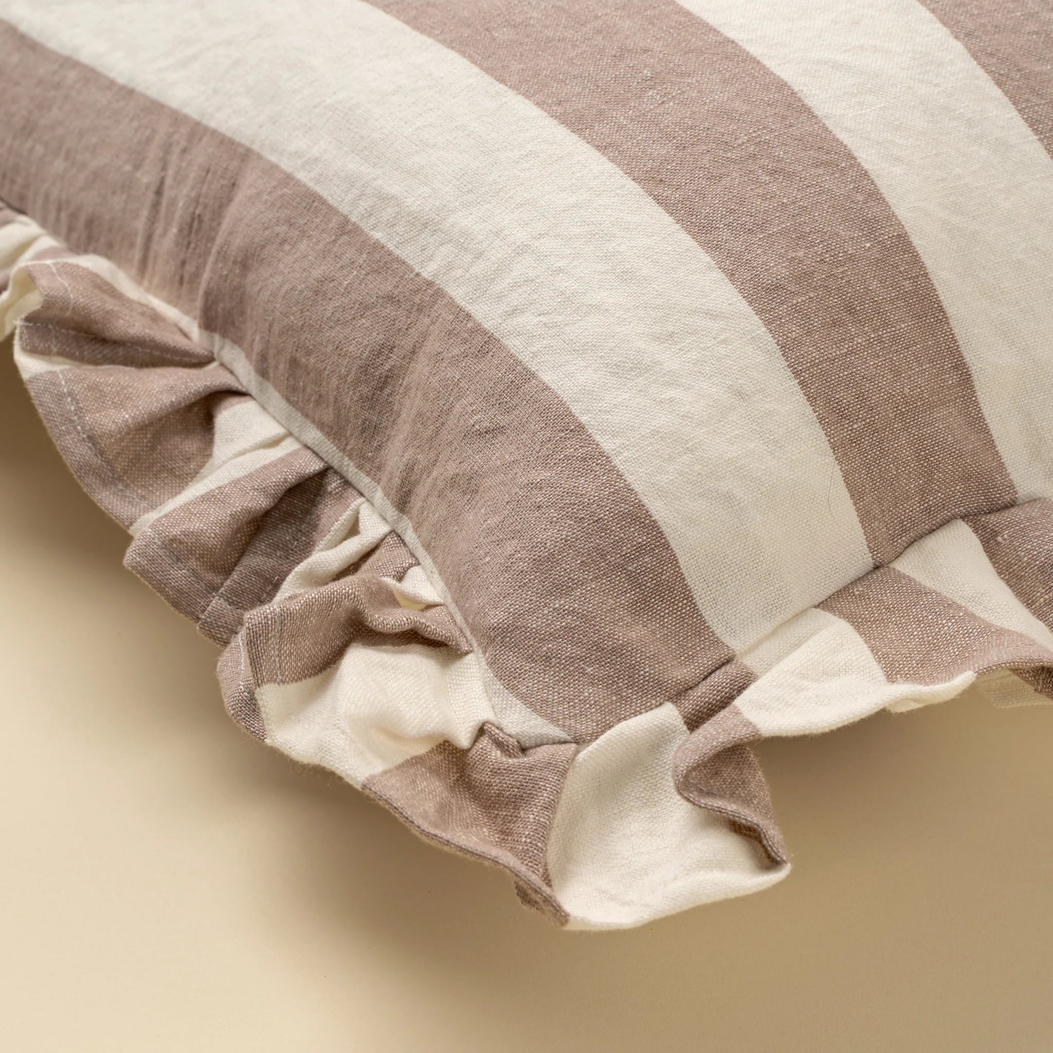 Coussin à larges rayures avec volants | Fait à la main | Coton & lin | Fawn | Indaba