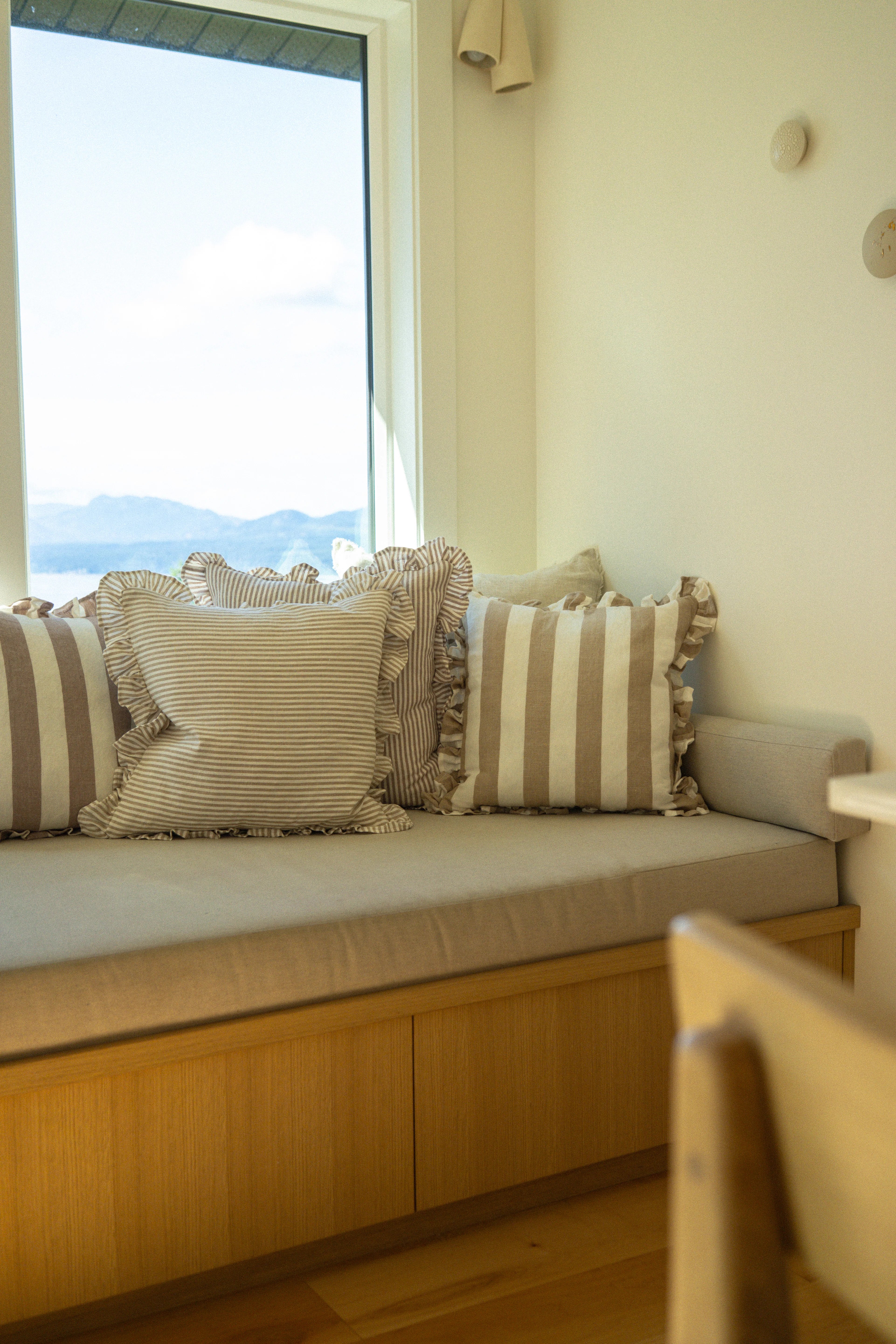 Coussin à rayures fines avec volants | Coton & lin | Fawn | Indaba