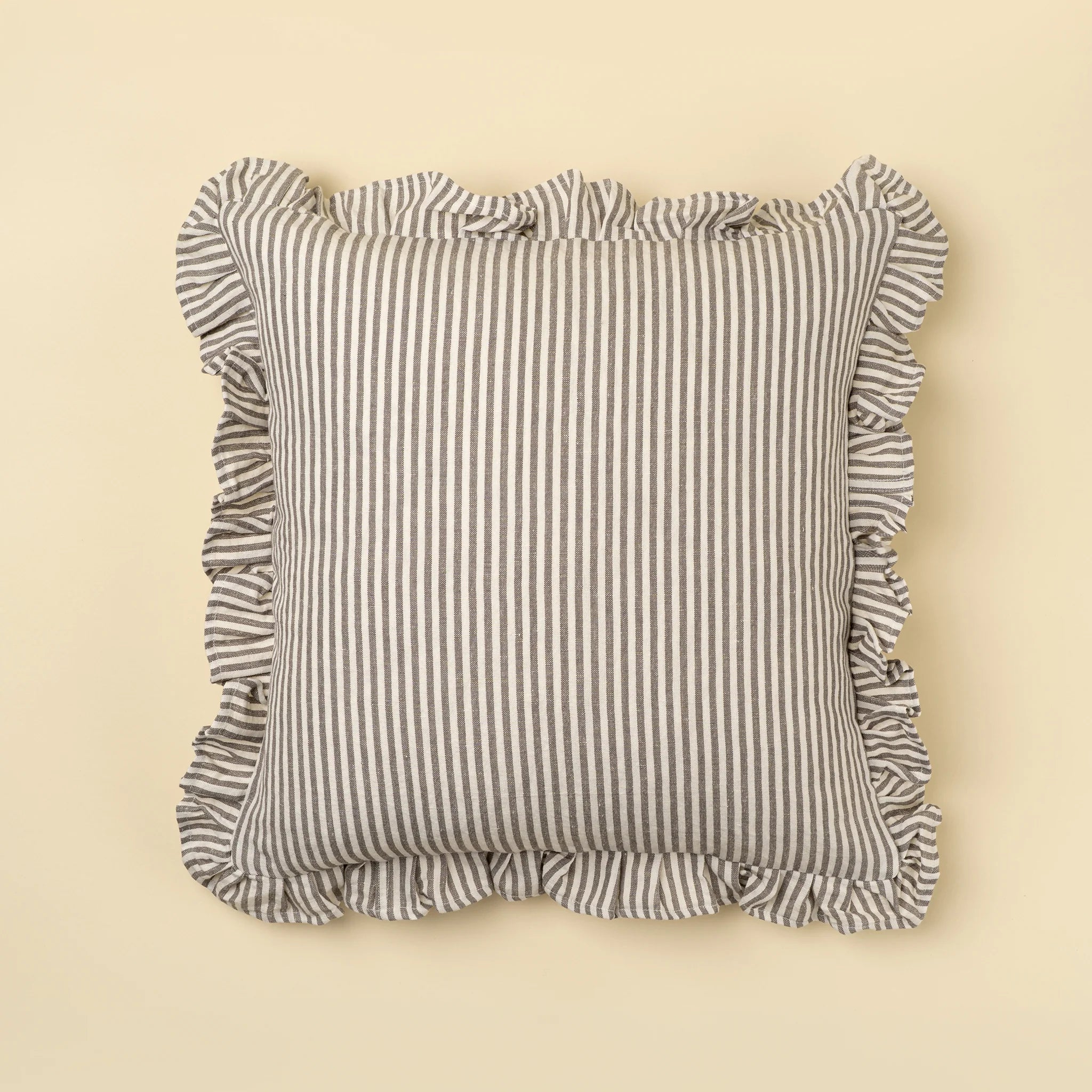 Coussin à rayures fines avec volants | Fait à la main | Coton & lin | Gris | Indaba