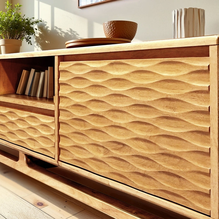 Façade de meuble TV en bois clair avec portes à motif ondulé et poignée ronde