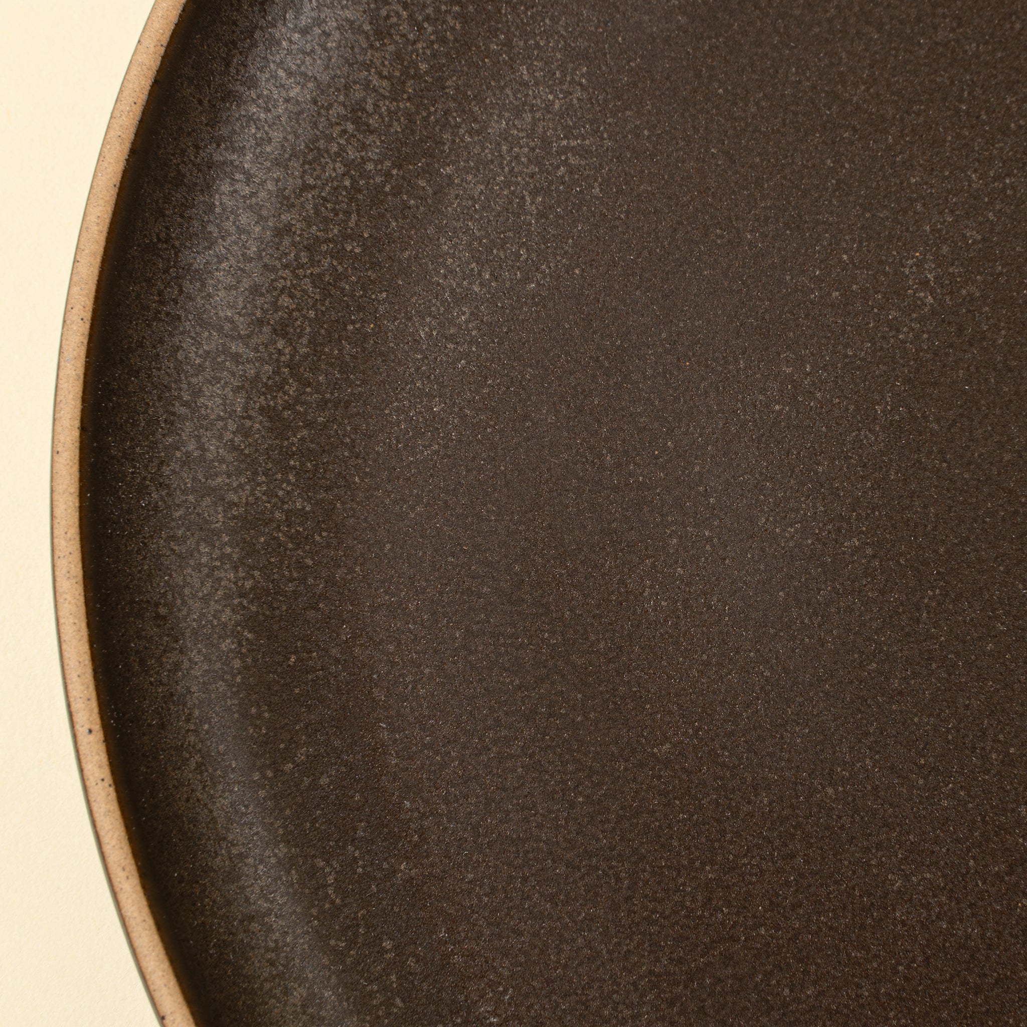 Assiette plate Rowe en grès | Finition espresso