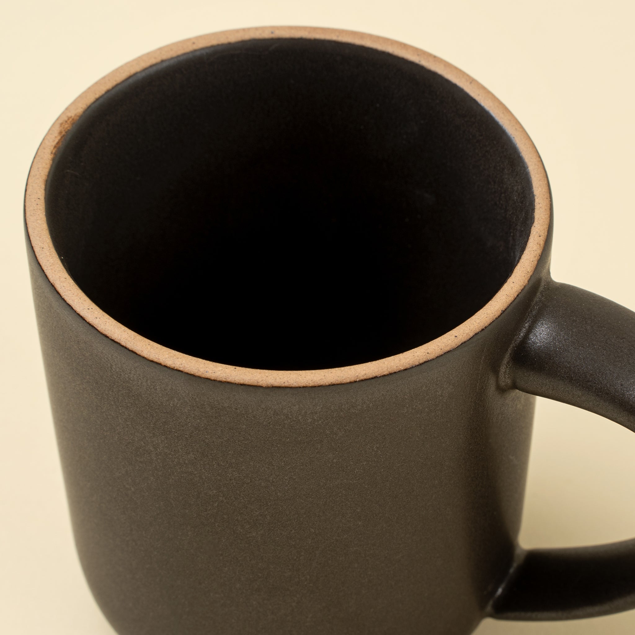 Tasse Rowe en grès durable | Teinte espresso | Fabriquée à la main
