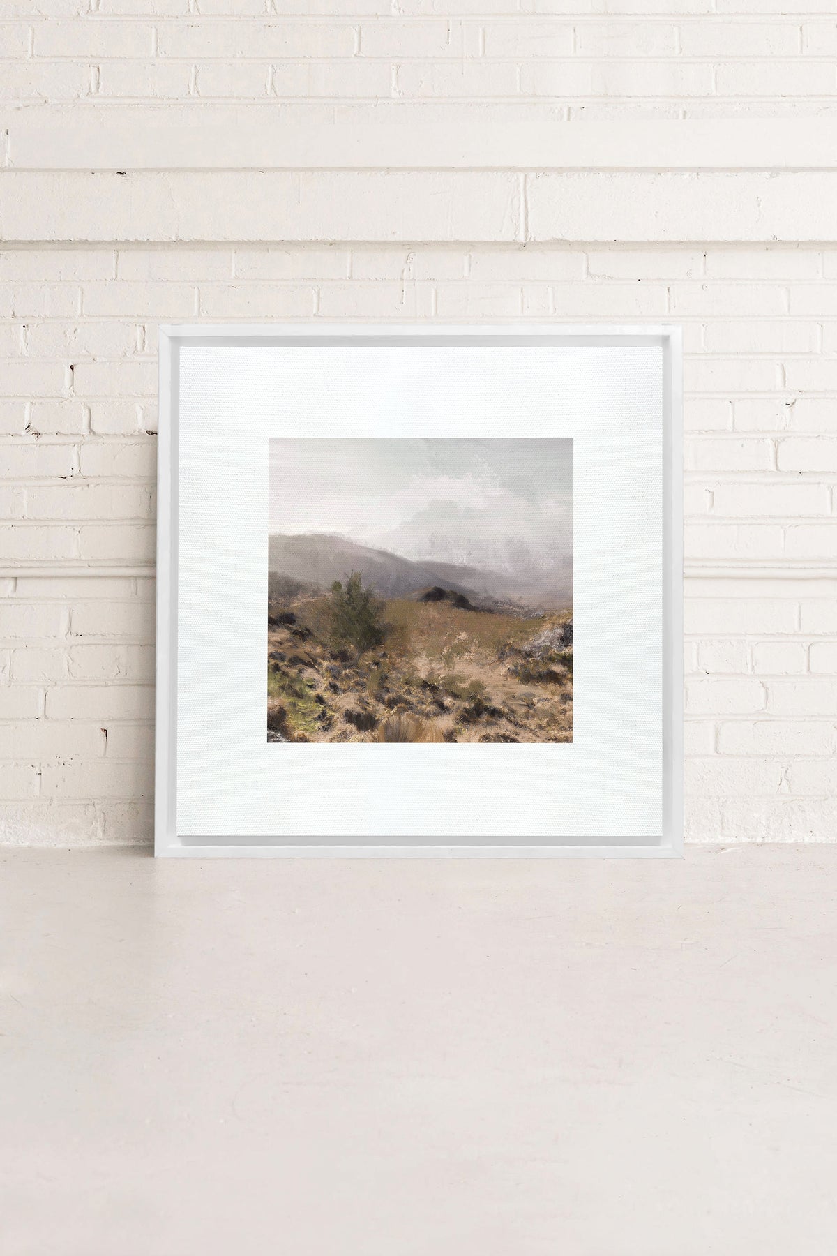 Tableau toile étirée dans cadre blanc, paysage de montagne et végétation sèche.