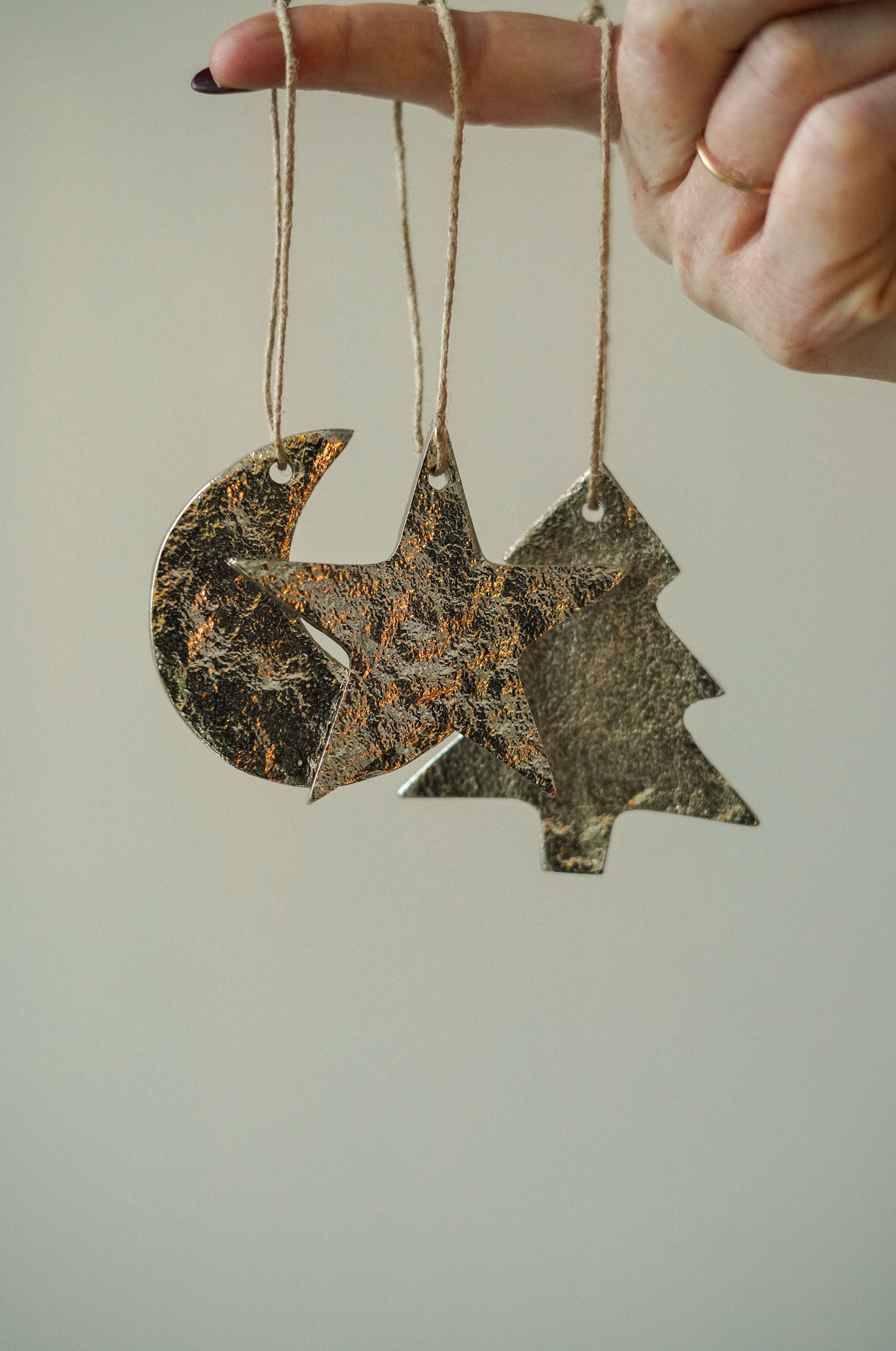 Ornement Lune Croissante en Aluminium | Façonné à la Main | Éclat Argenté Festif