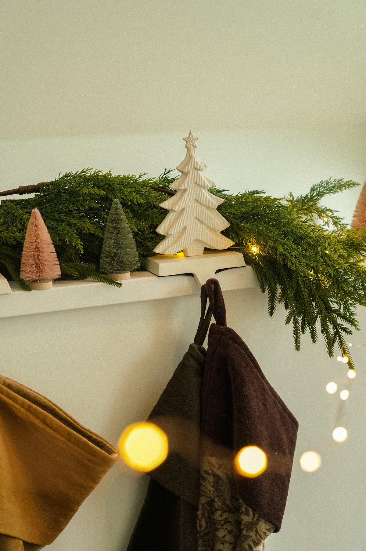 Support à bas de Noël en forme de sapin blanc