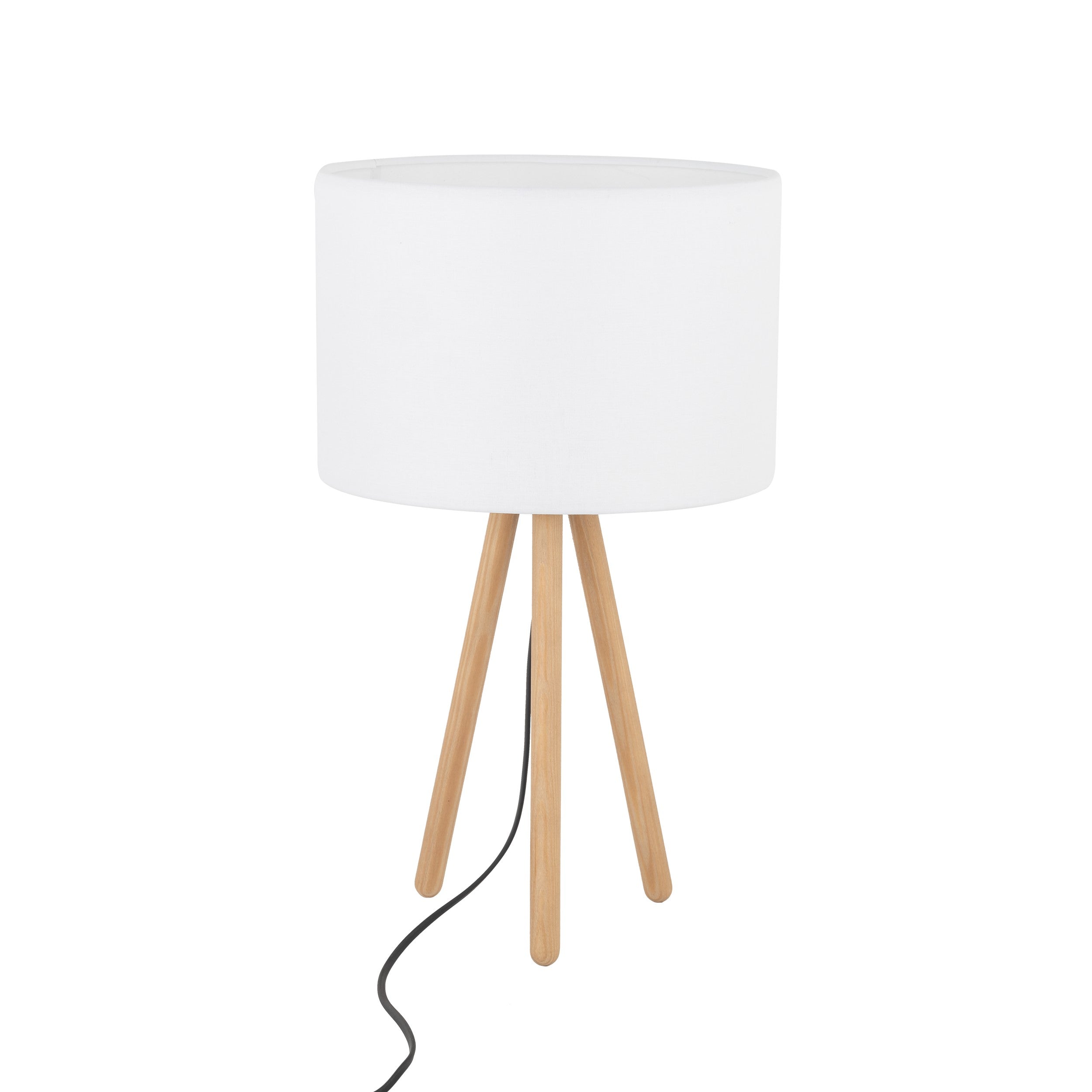 Lampe de table TOKYO avec trépied en bois clair et abat-jour en tissu blanc sur une table de chevet dans une chambre de style scandinave.