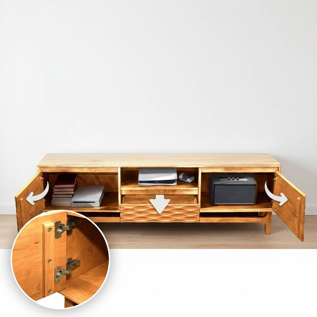 Meuble TV en bois ambré à rangements, portes rabattables avec charnières latérales.