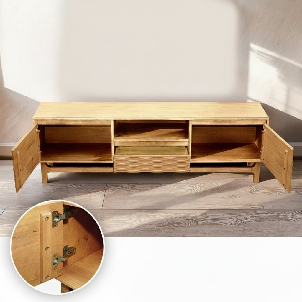 Meuble TV en bois clair avec rangement central ouvert et compartiments latéraux
