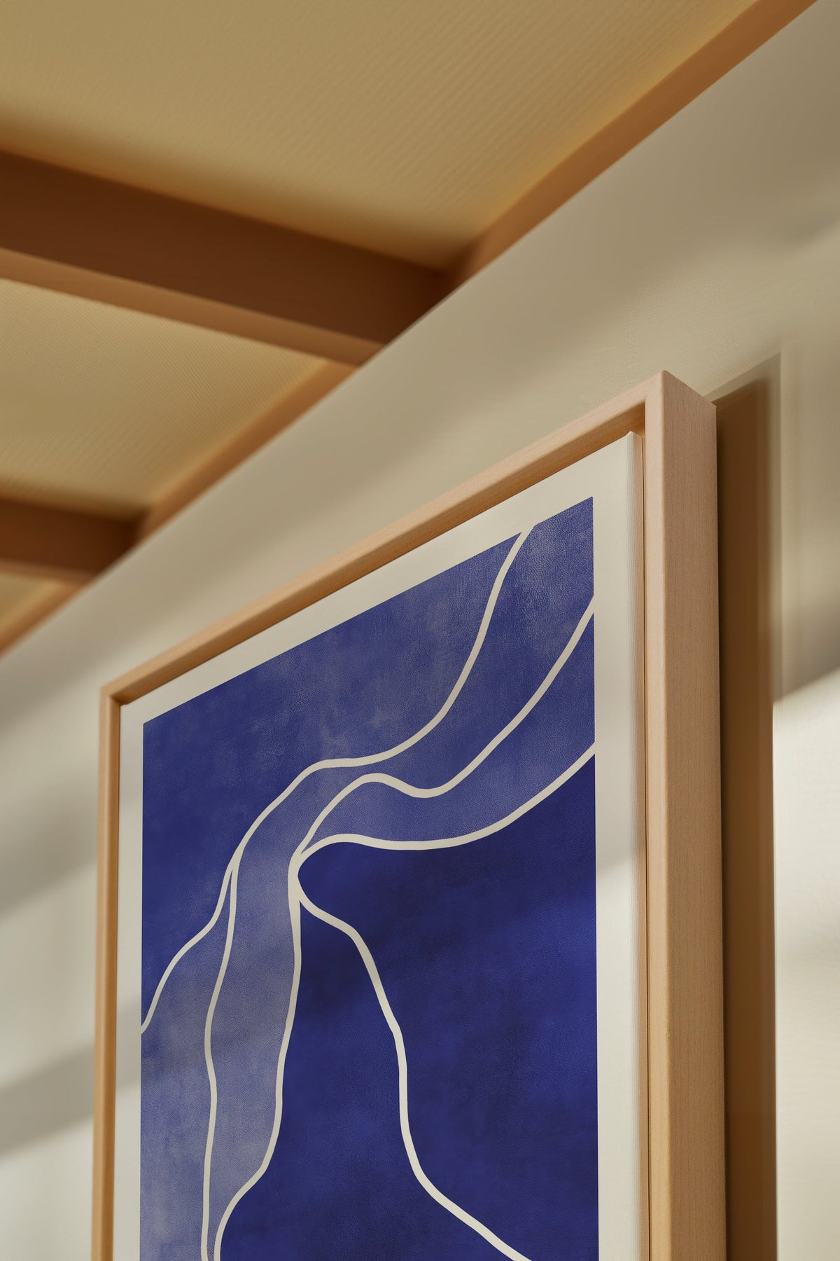 Tableau toile tendue abstrait indigo avec lignes blanches, cadre bois, vue rapprochée
