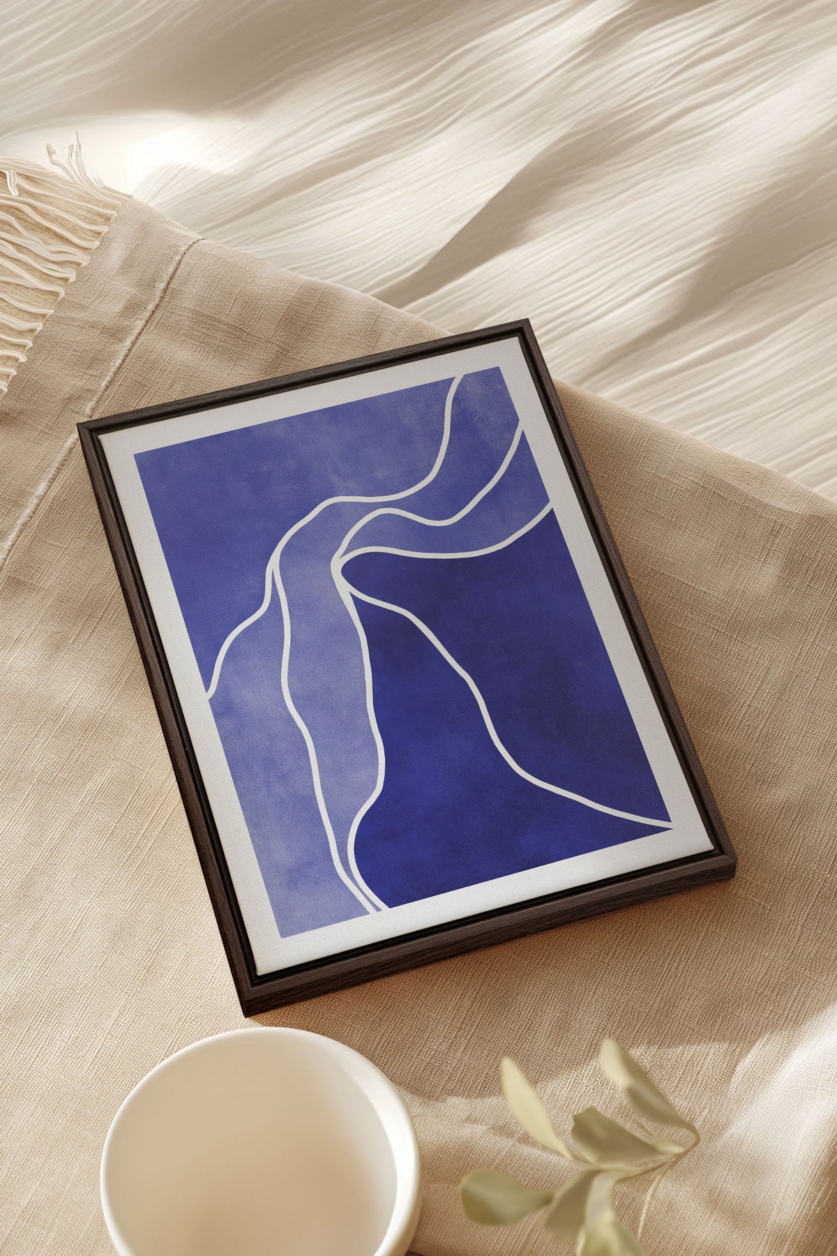Toile tendue indigo à lignes blanches, cadre noir, vue en diagonale