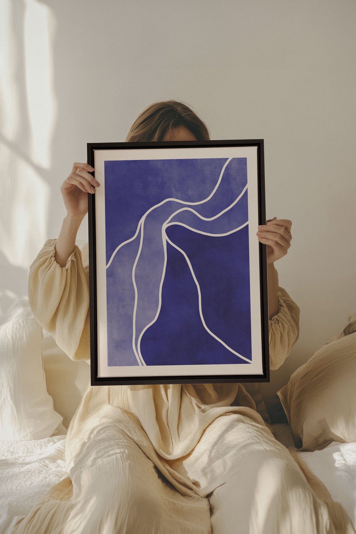 Tableau toile tendue indigo, lignes blanches, cadre noir, vue de face