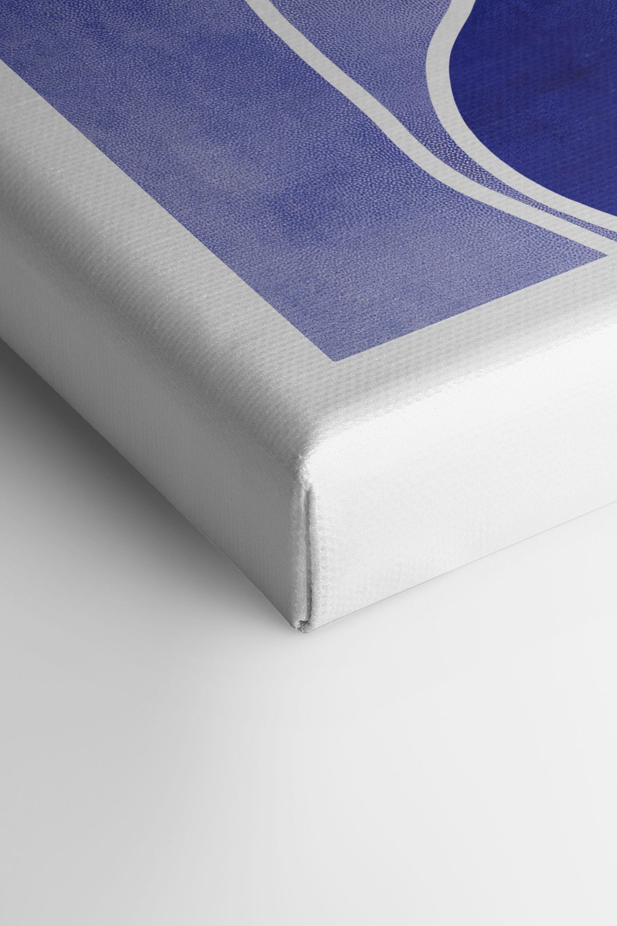 Coin de toile tendue blanche avec art indigo sur le côté