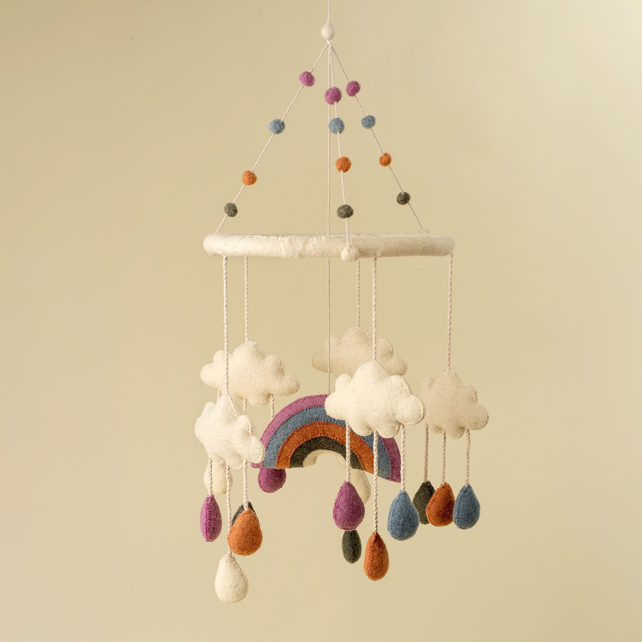 Mobile en feutre arc-en-ciel pour chambre de bébé