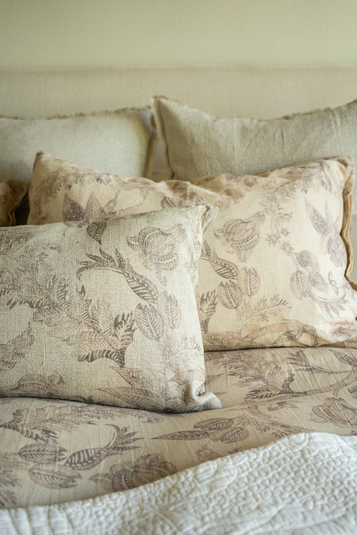 Housse de couette avec motifs floraux et oiseaux beige, ensemble avec taies assorties