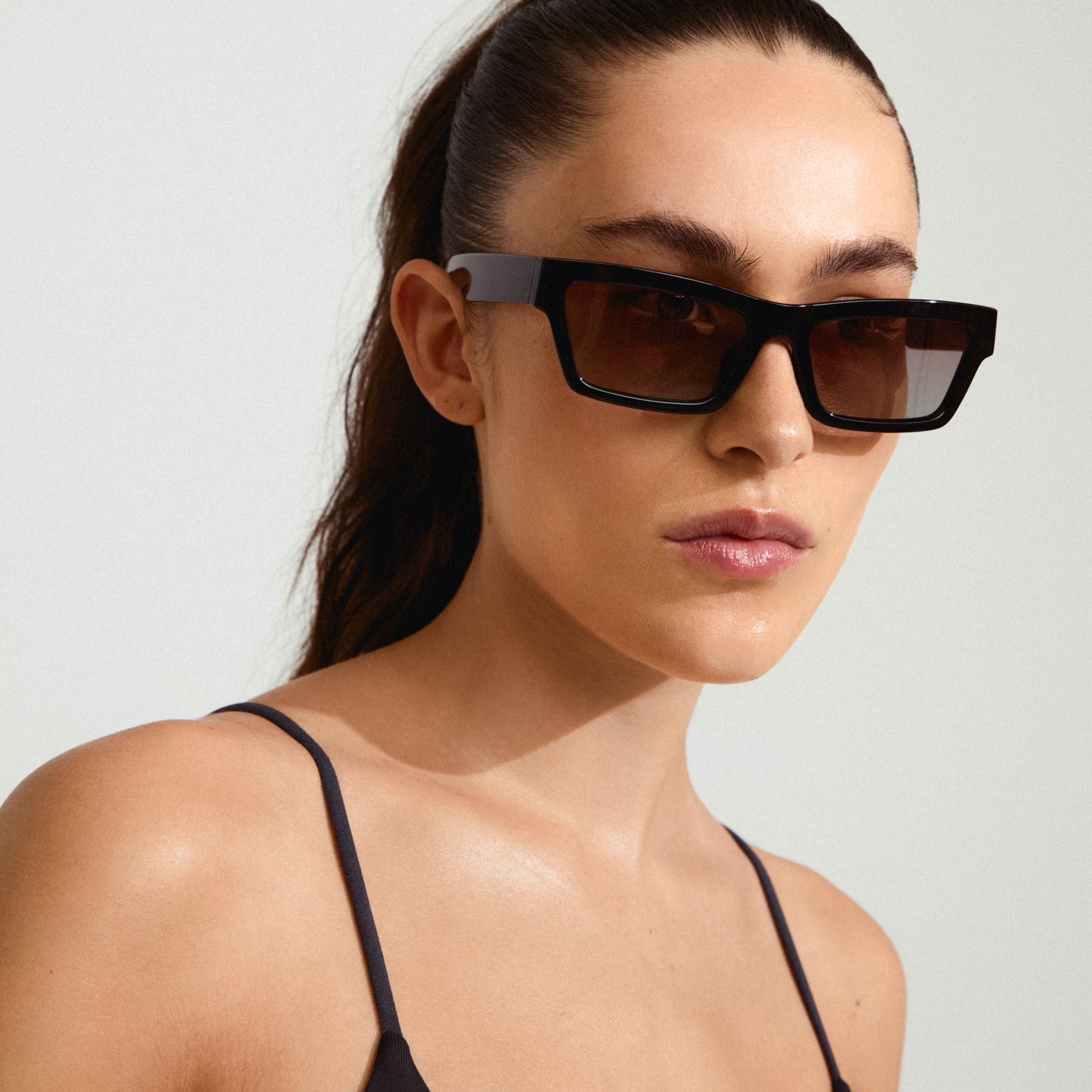 Lunettes de soleil ASHLYN noires | Design angulaire tendance | Matériaux recyclés