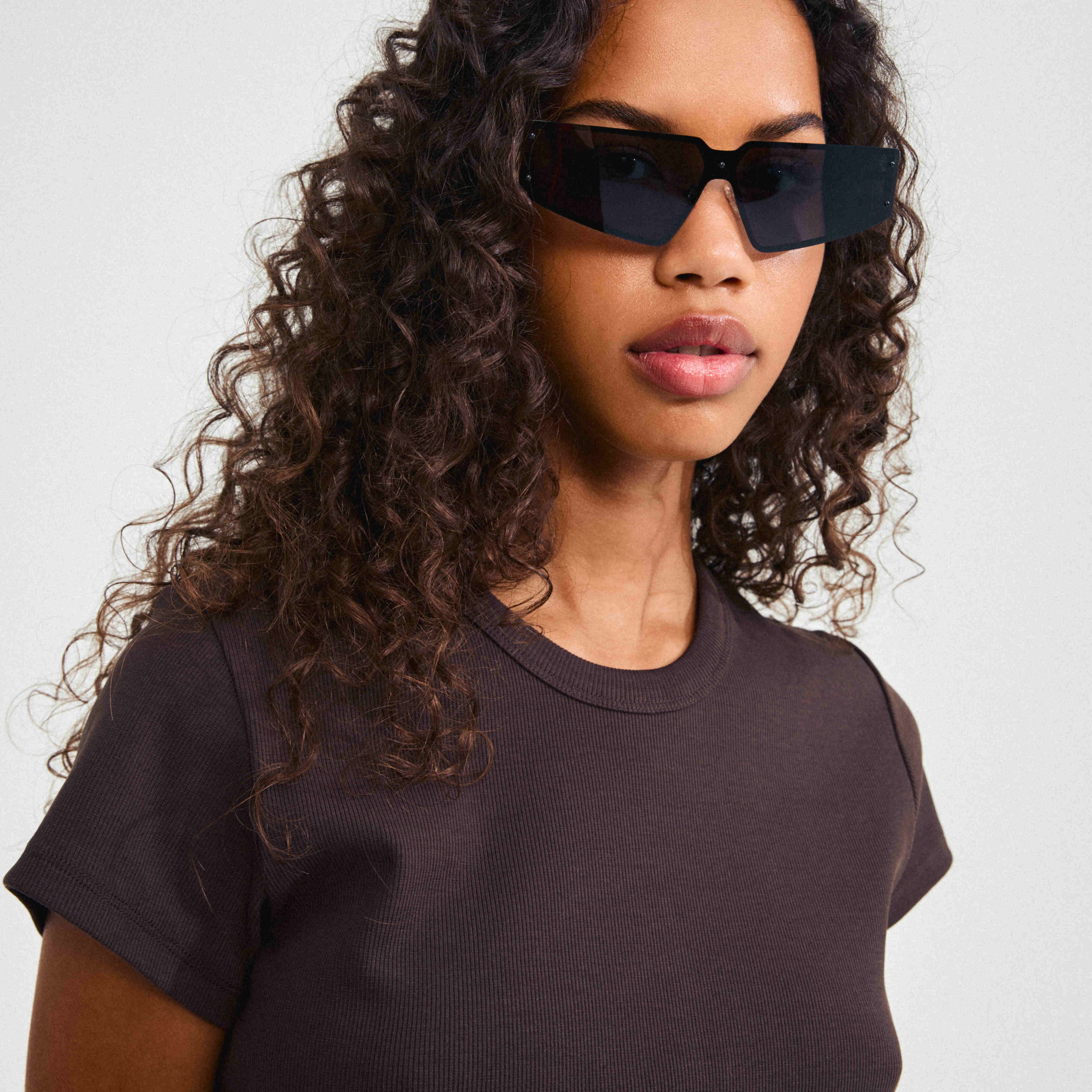 Lunettes de soleil ALEXIA noires | Monture métallique angulaire | Pilgrim