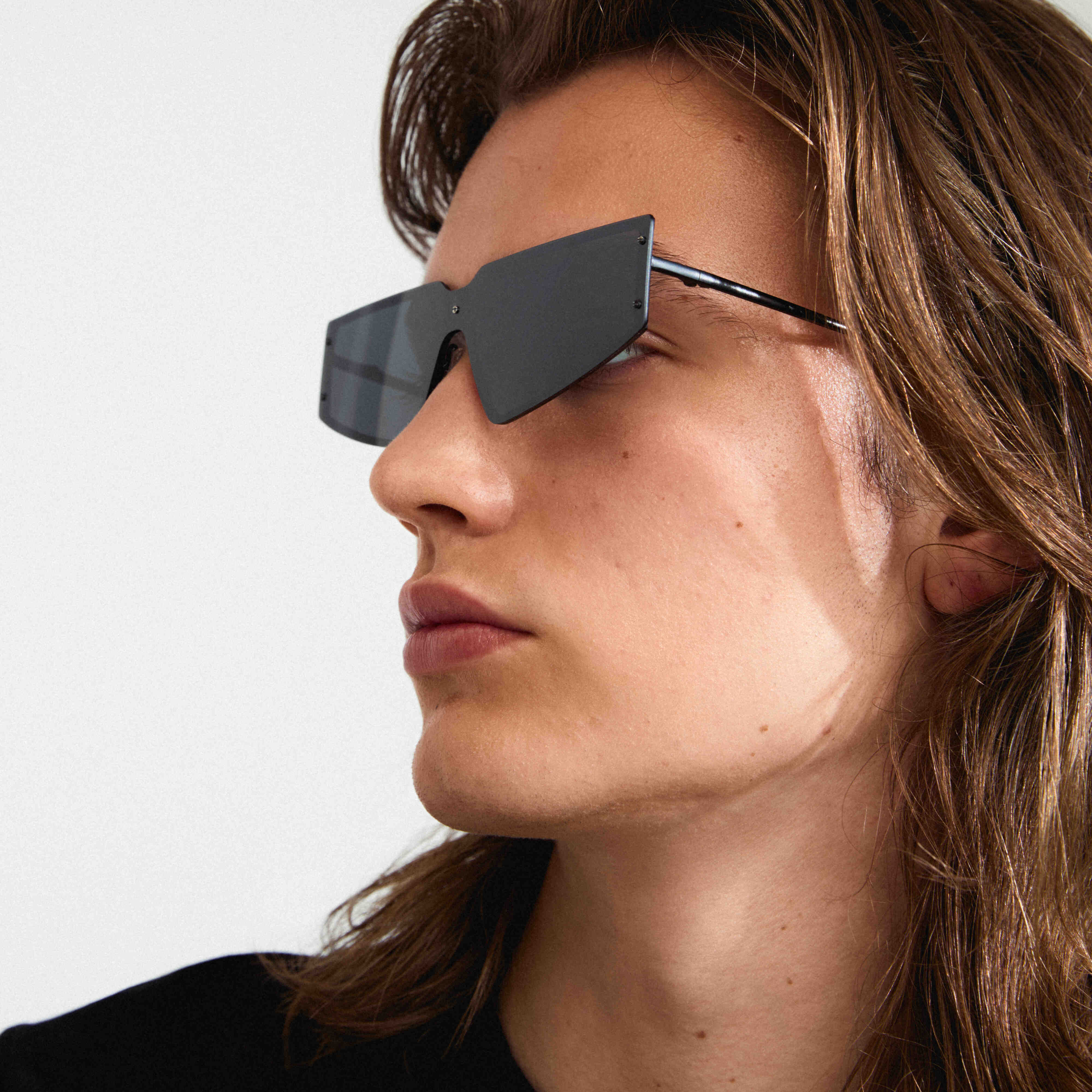 Lunettes de soleil ALEXIA noires | Monture métallique angulaire | Pilgrim
