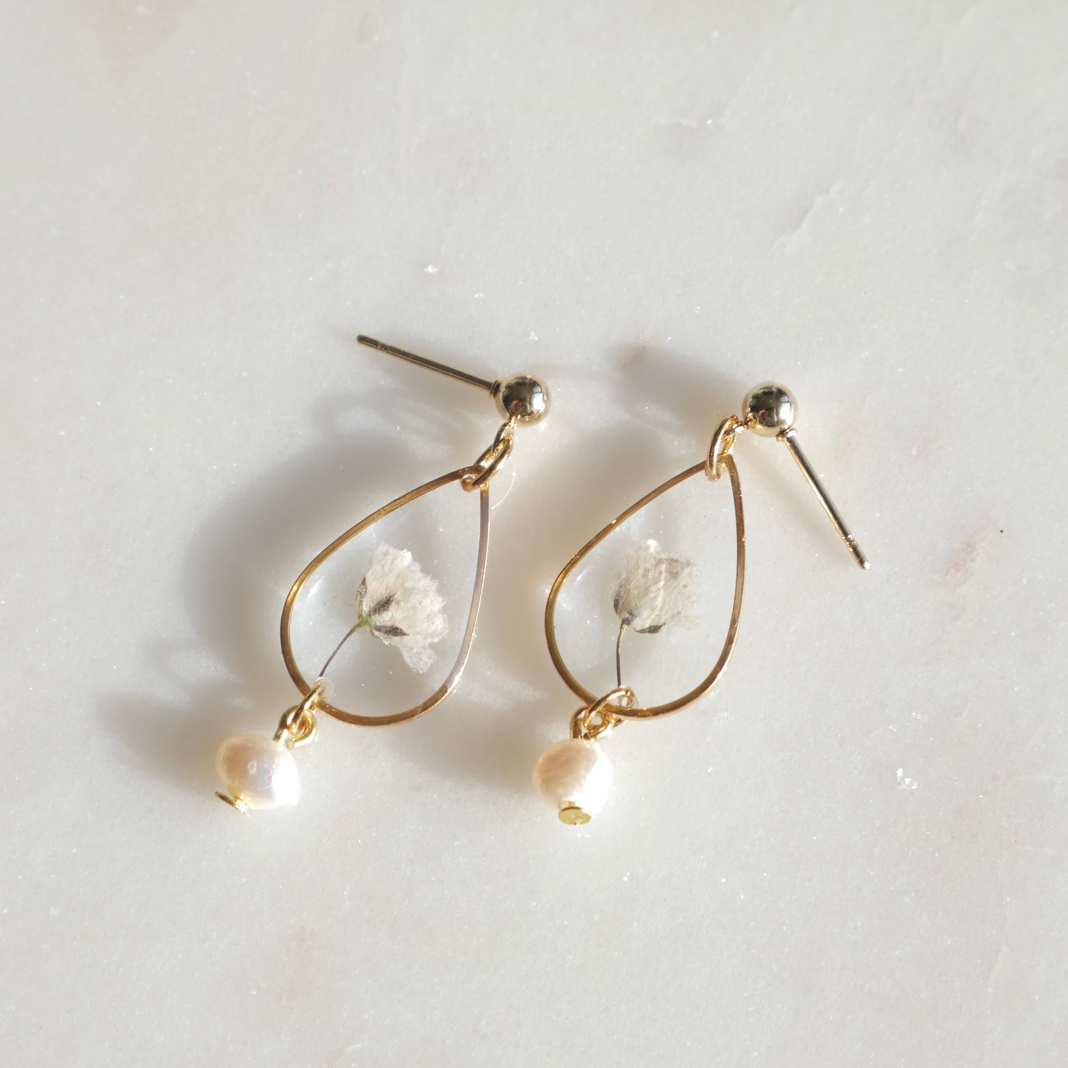 Boucles d’oreilles Perla goutte avec gypsophile et perle d’eau douce