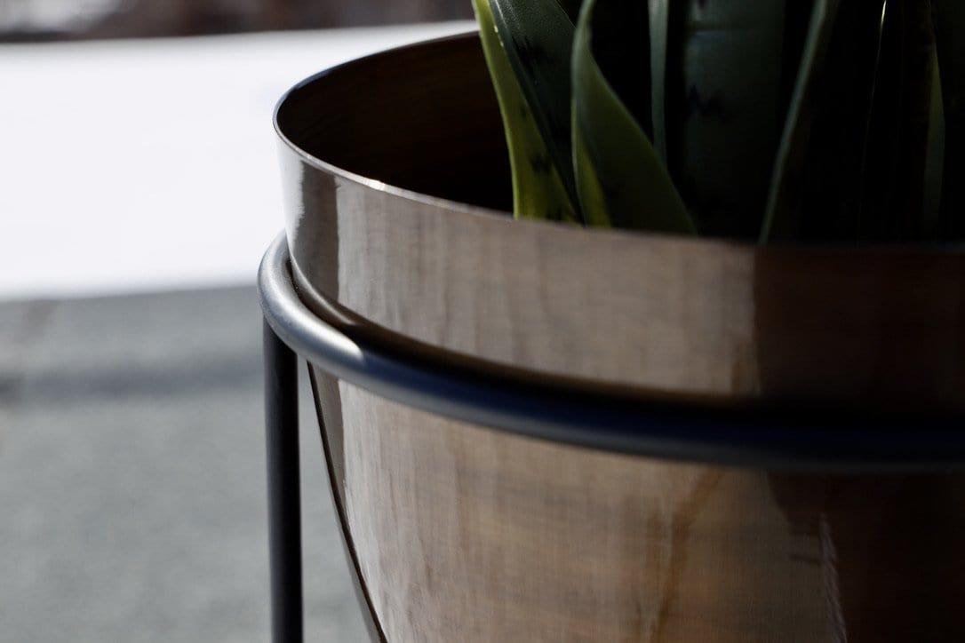 Cache-pot Rosita en laiton sur pied antique avec plante