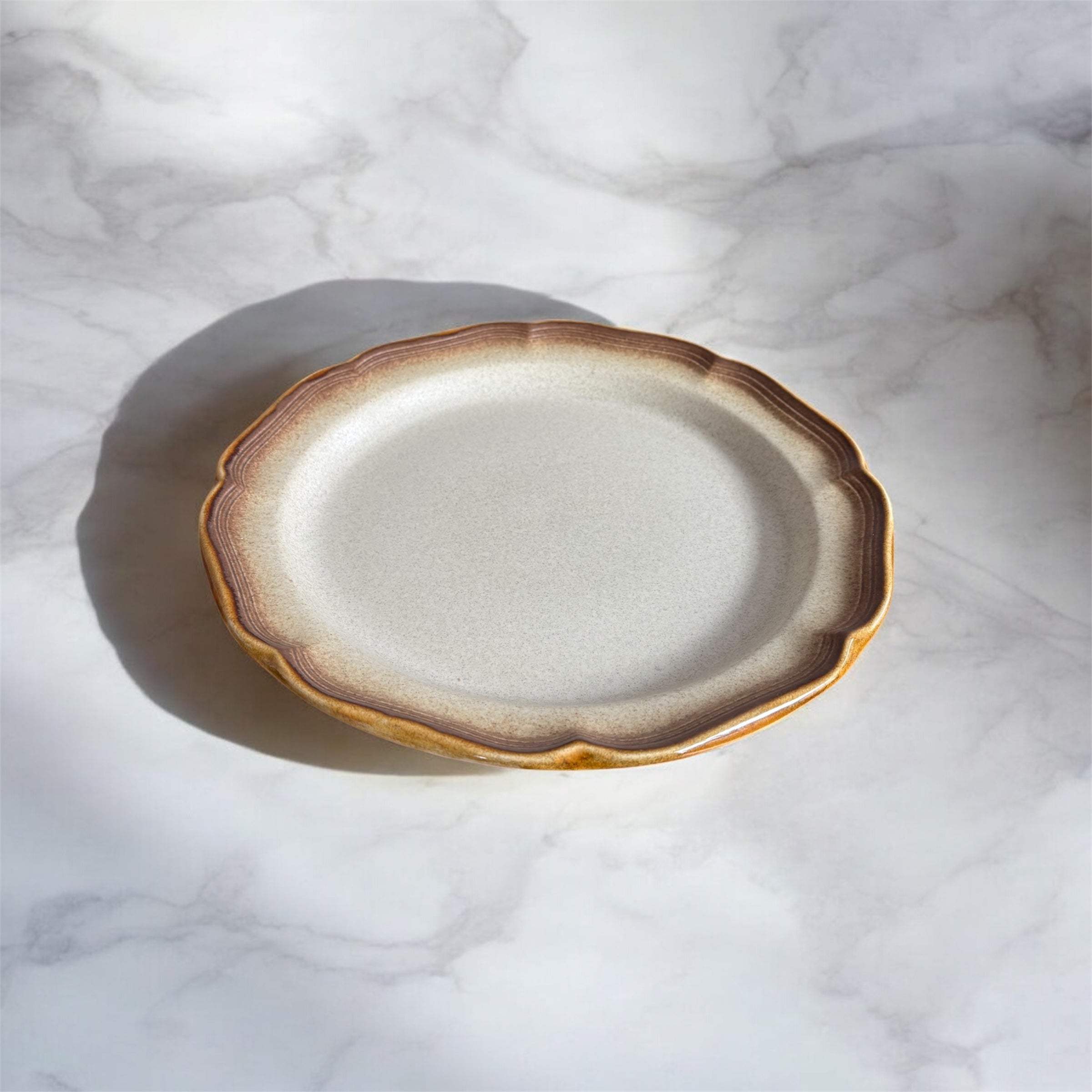 ASSIETTE DE SERVICE EN GRÈS VINTAGE MIKASA | DESIGN BRUN & BEIGE | BORD ONDULÉ