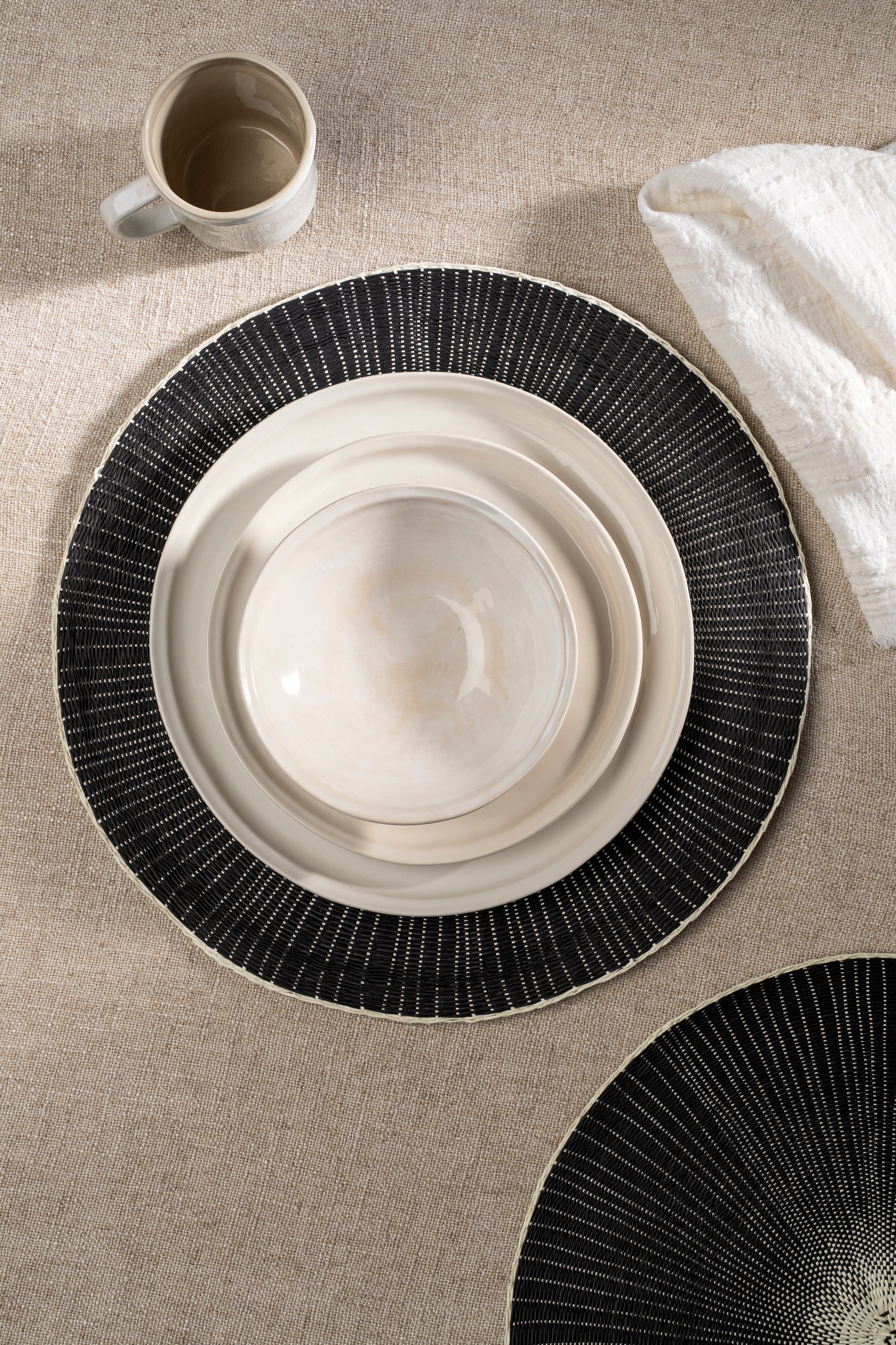 Set de Table Tissé à la Main Willa | Noir | Élégance Artisanale et Polyvalente