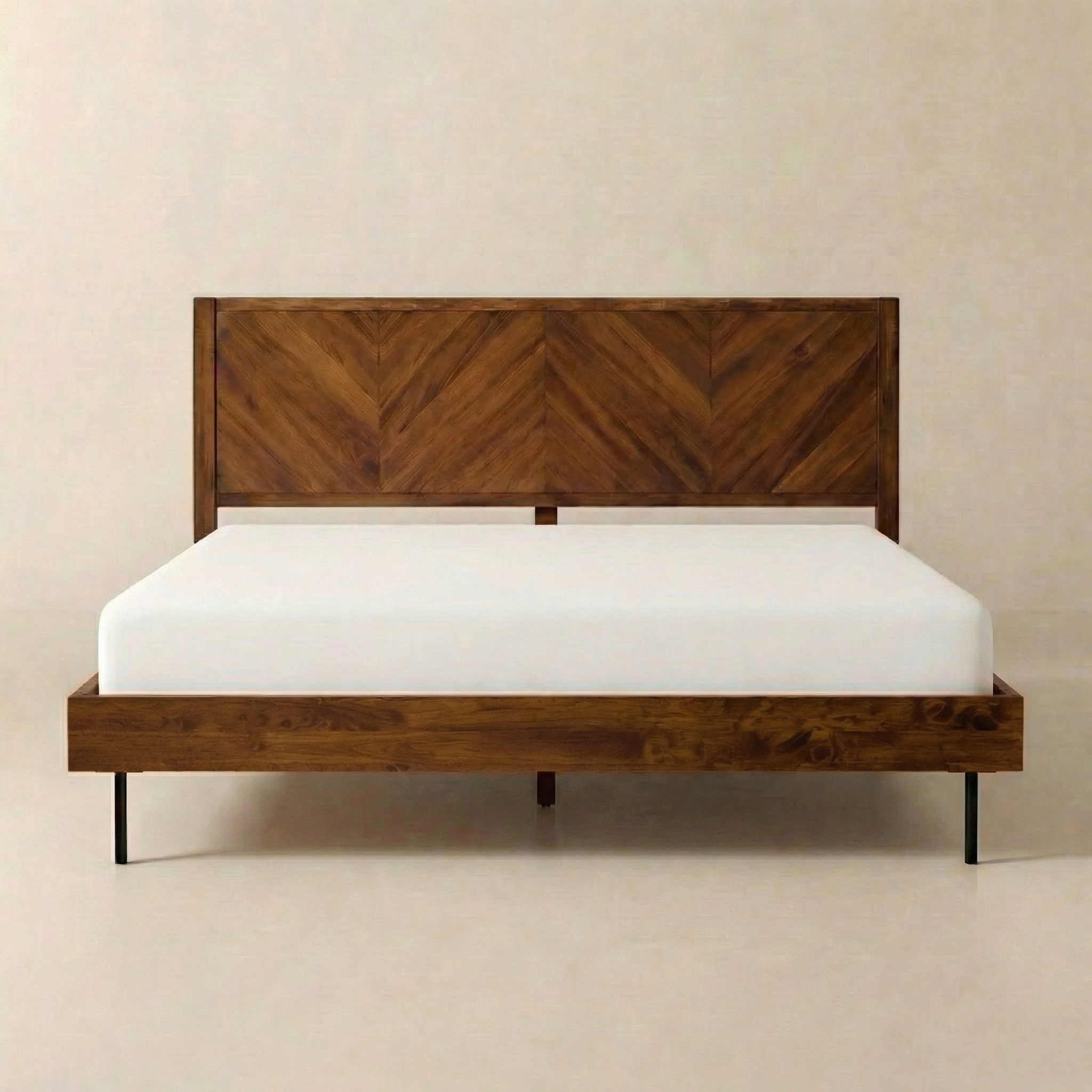 Cadre de lit Alander en bois massif d’hévéa avec finition artisanale et design naturel intemporel.