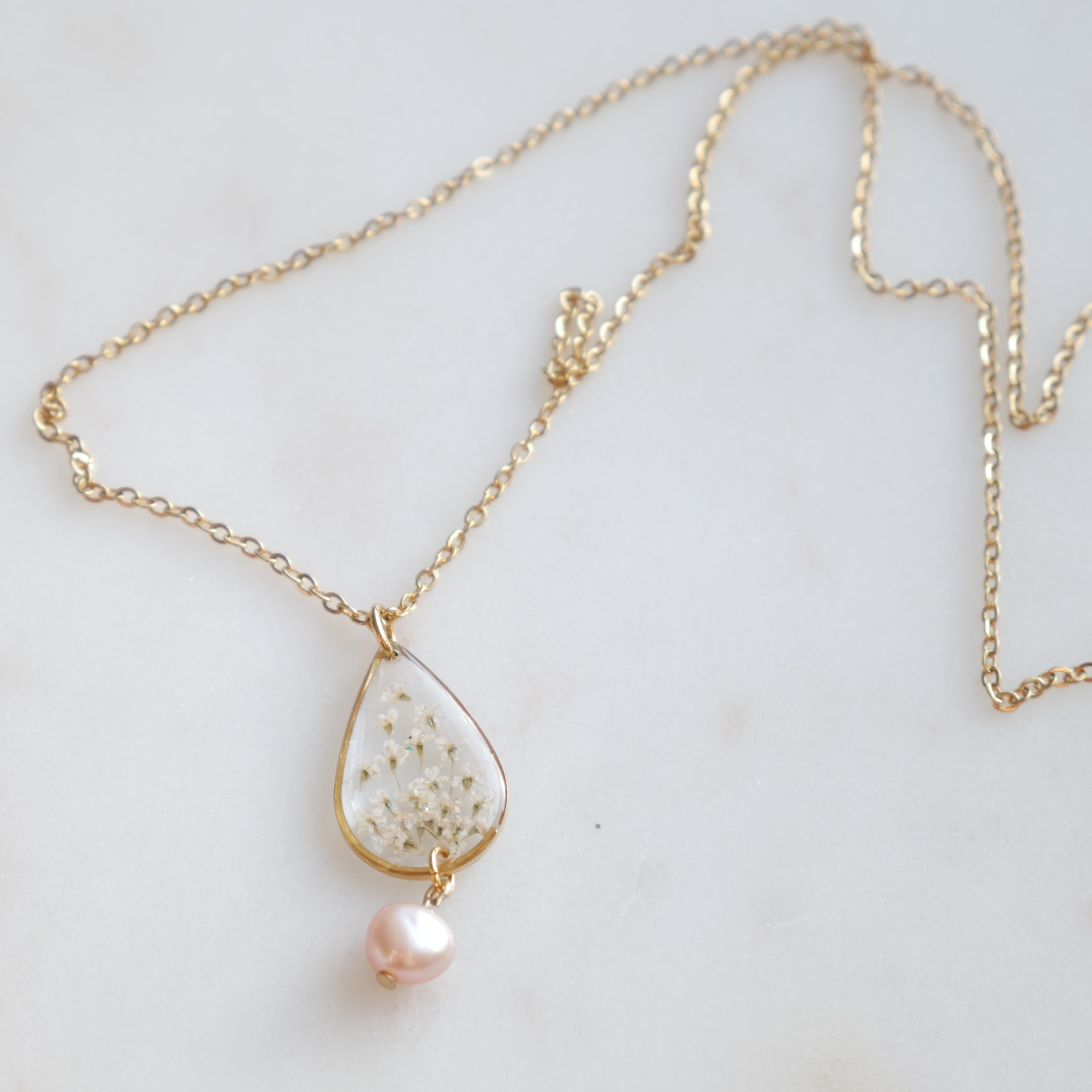 Collier Perla goutte avec fleurs sauvages séchées en résine