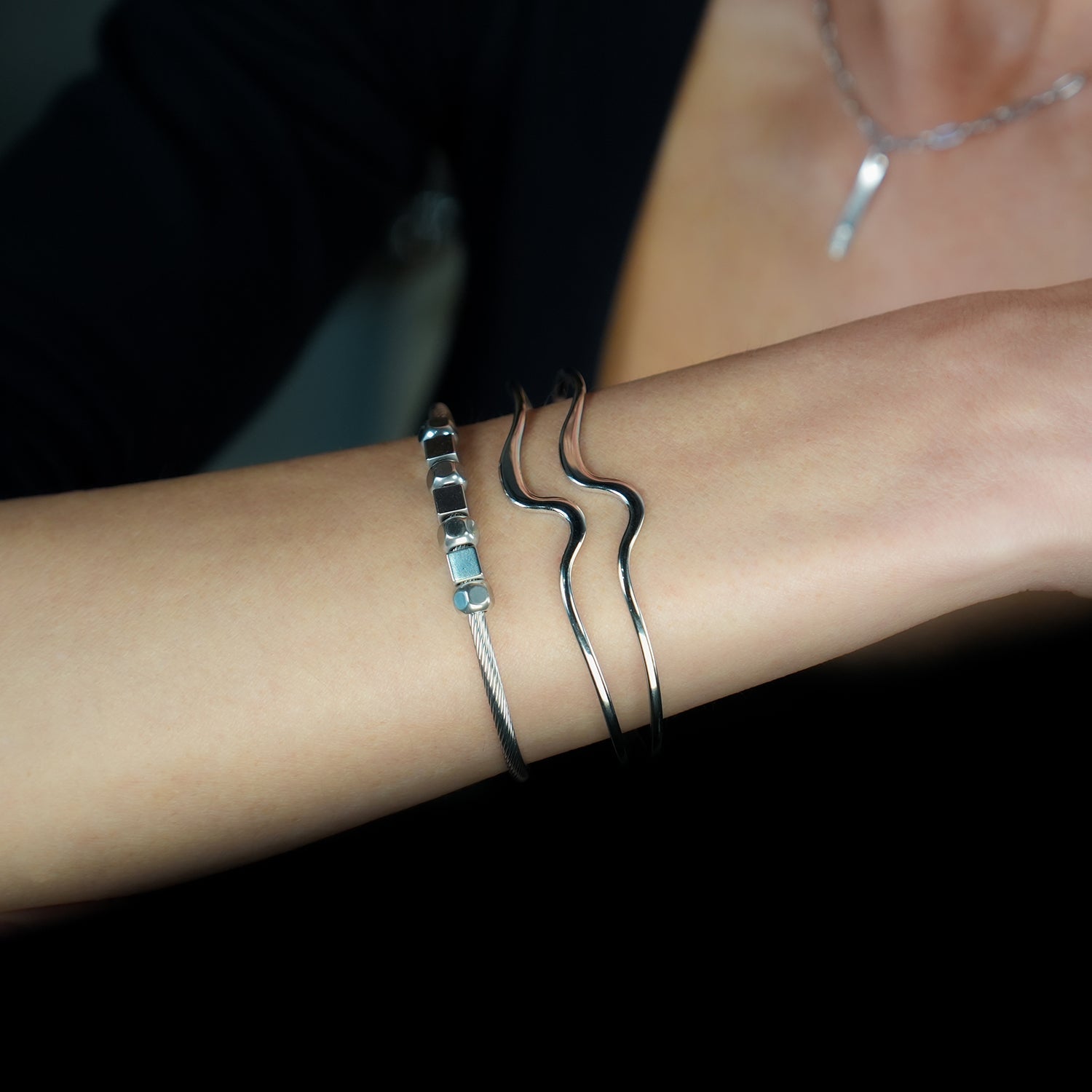 Bracelet Chitra en métal argenté | Design industriel chic | Bijou contemporain
