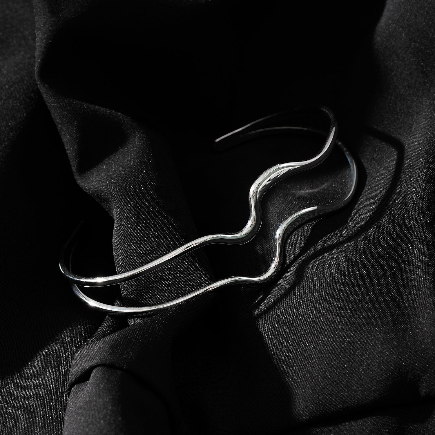 Bracelet Chitra en métal argenté | Design industriel chic | Bijou contemporain