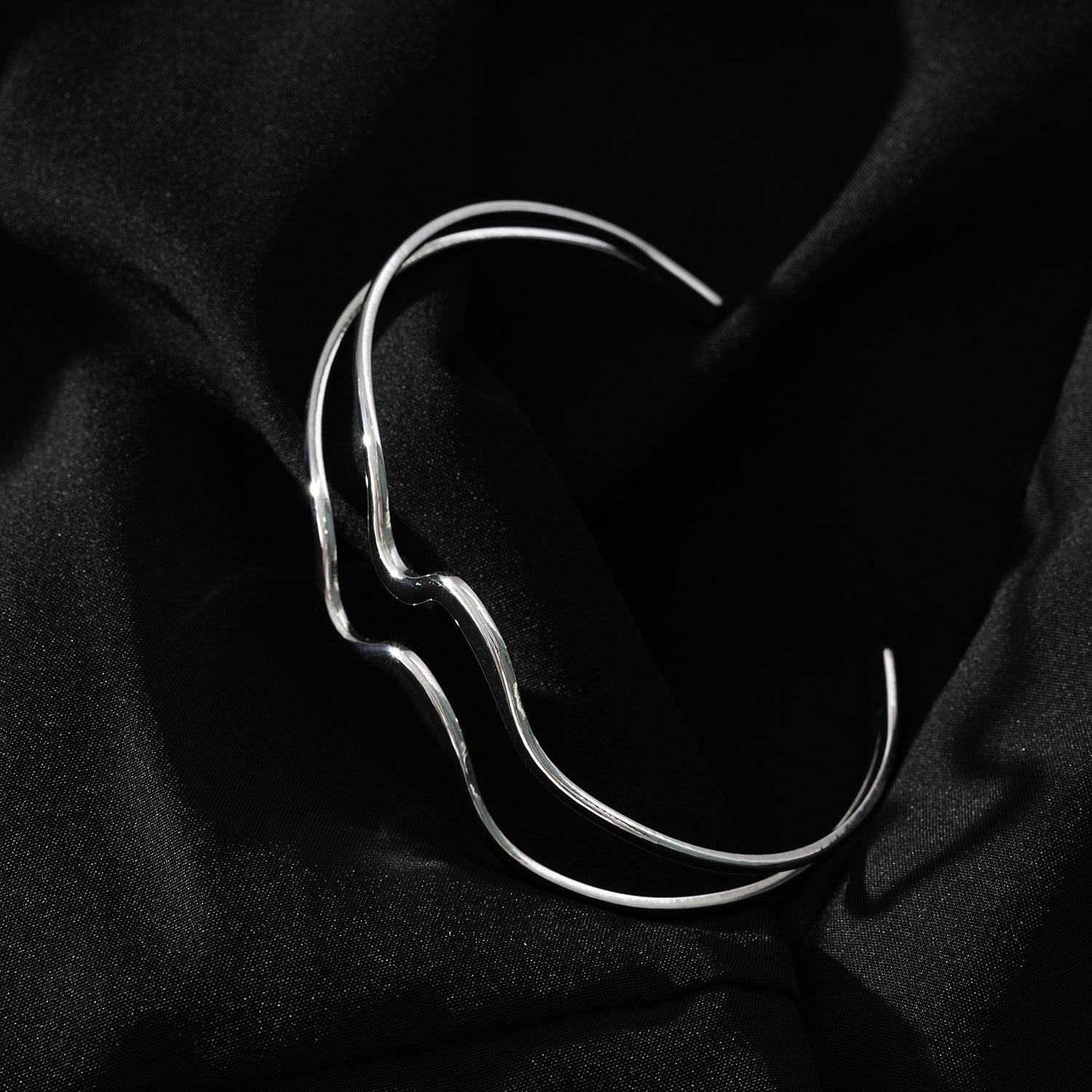 Bracelet Chitra en métal argenté | Design industriel chic | Bijou contemporain